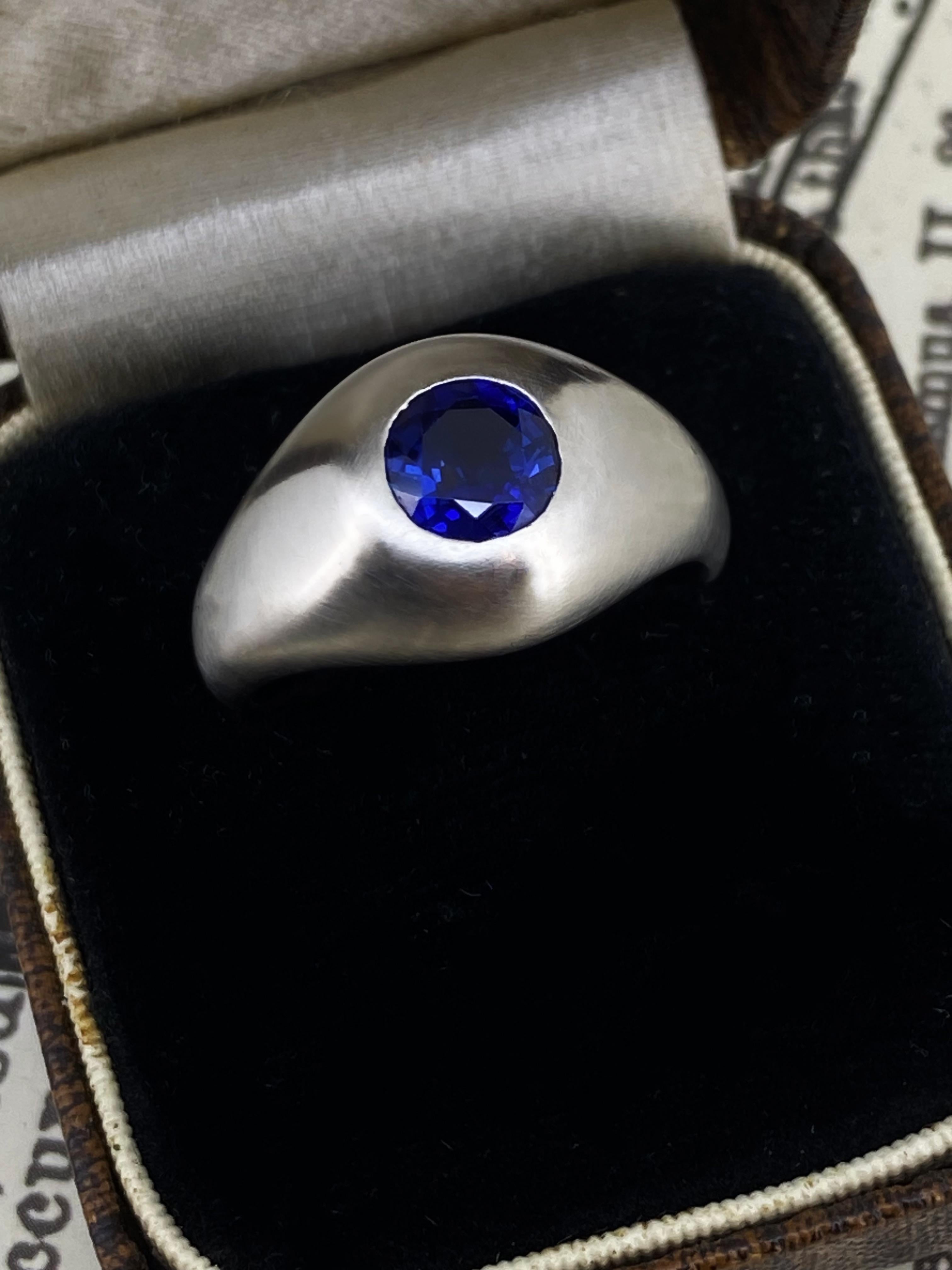 Rétro Bague sigillaire en platine avec saphir naturel du Cambodge (Pailin), Boucheron Paris, 1,30 carat en vente