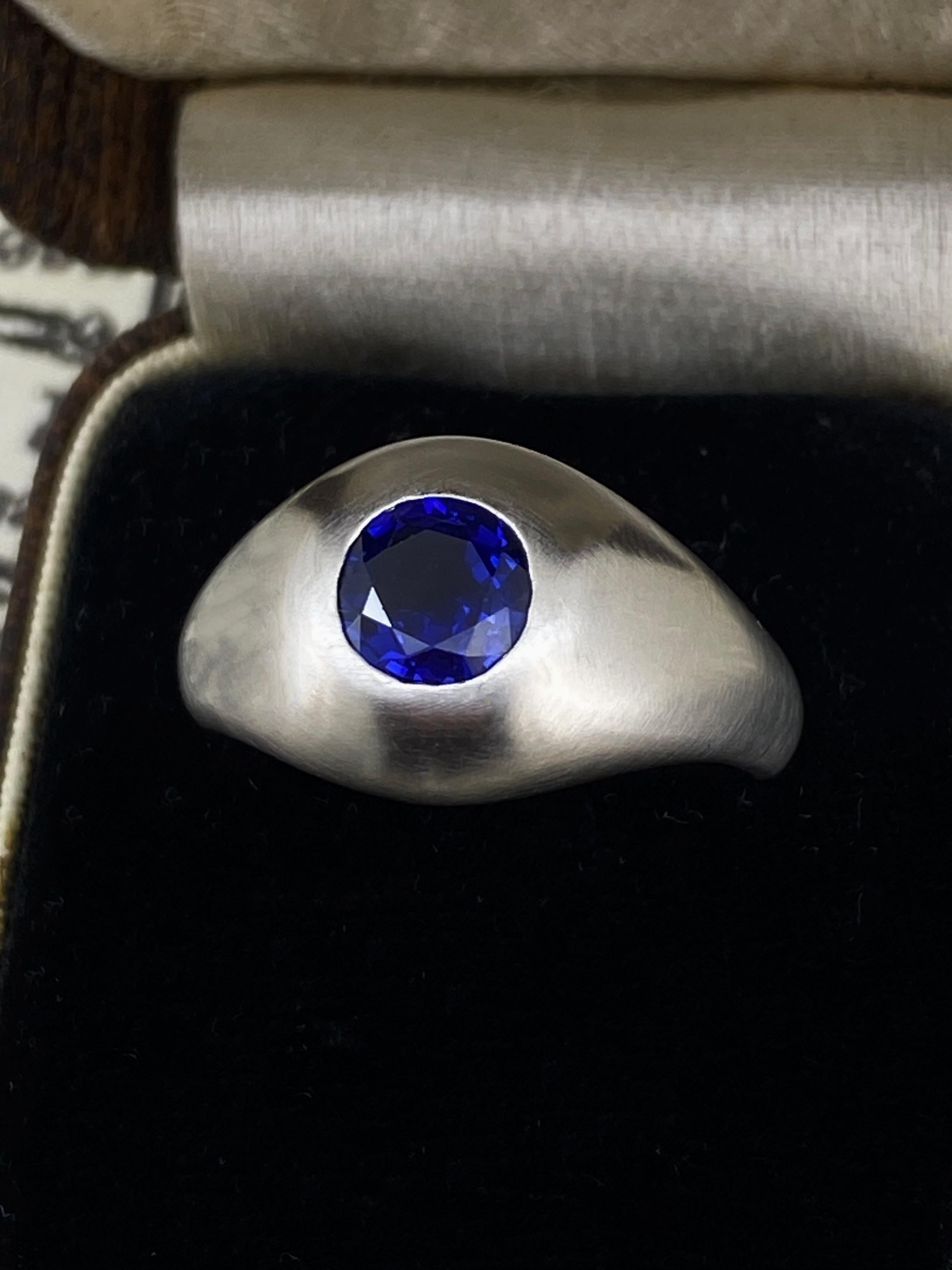 Taille ronde Bague sigillaire en platine avec saphir naturel du Cambodge (Pailin), Boucheron Paris, 1,30 carat en vente