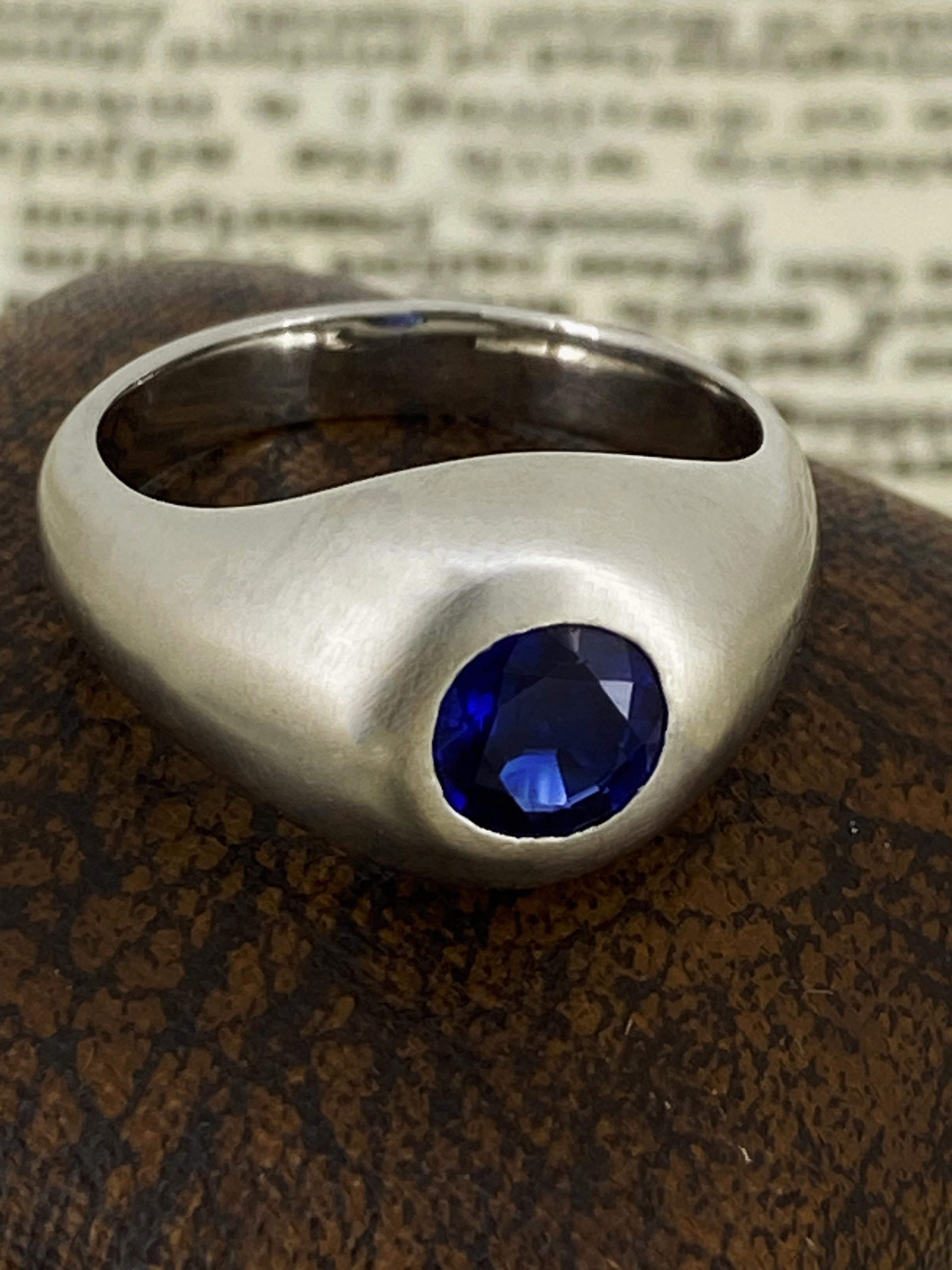 Bague sigillaire en platine avec saphir naturel du Cambodge (Pailin), Boucheron Paris, 1,30 carat Unisexe en vente