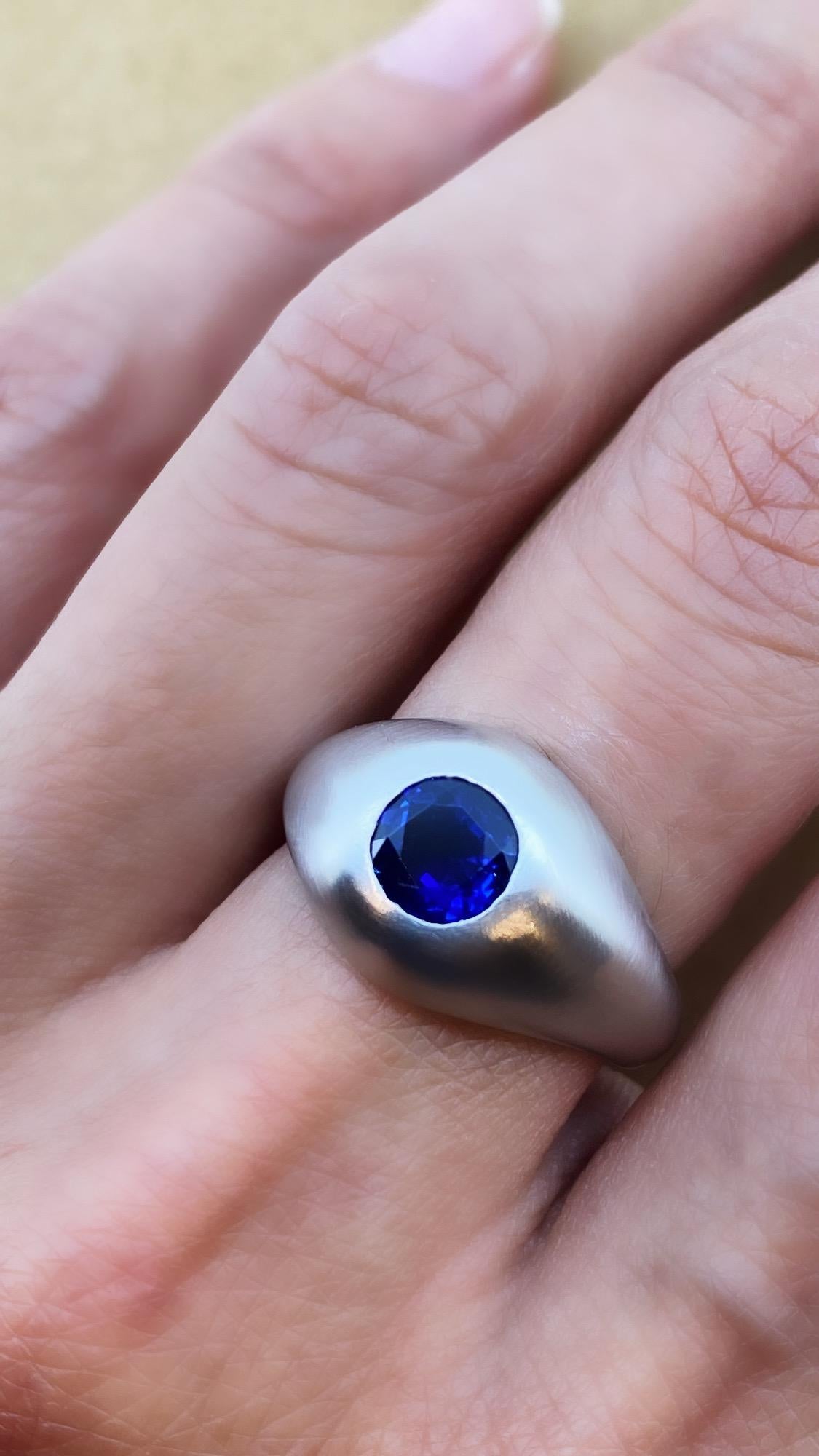 Boucheron París Anillo de sello de platino con zafiro natural de Camboya (Pailin) de 1,30 ct. Corte redondo en venta