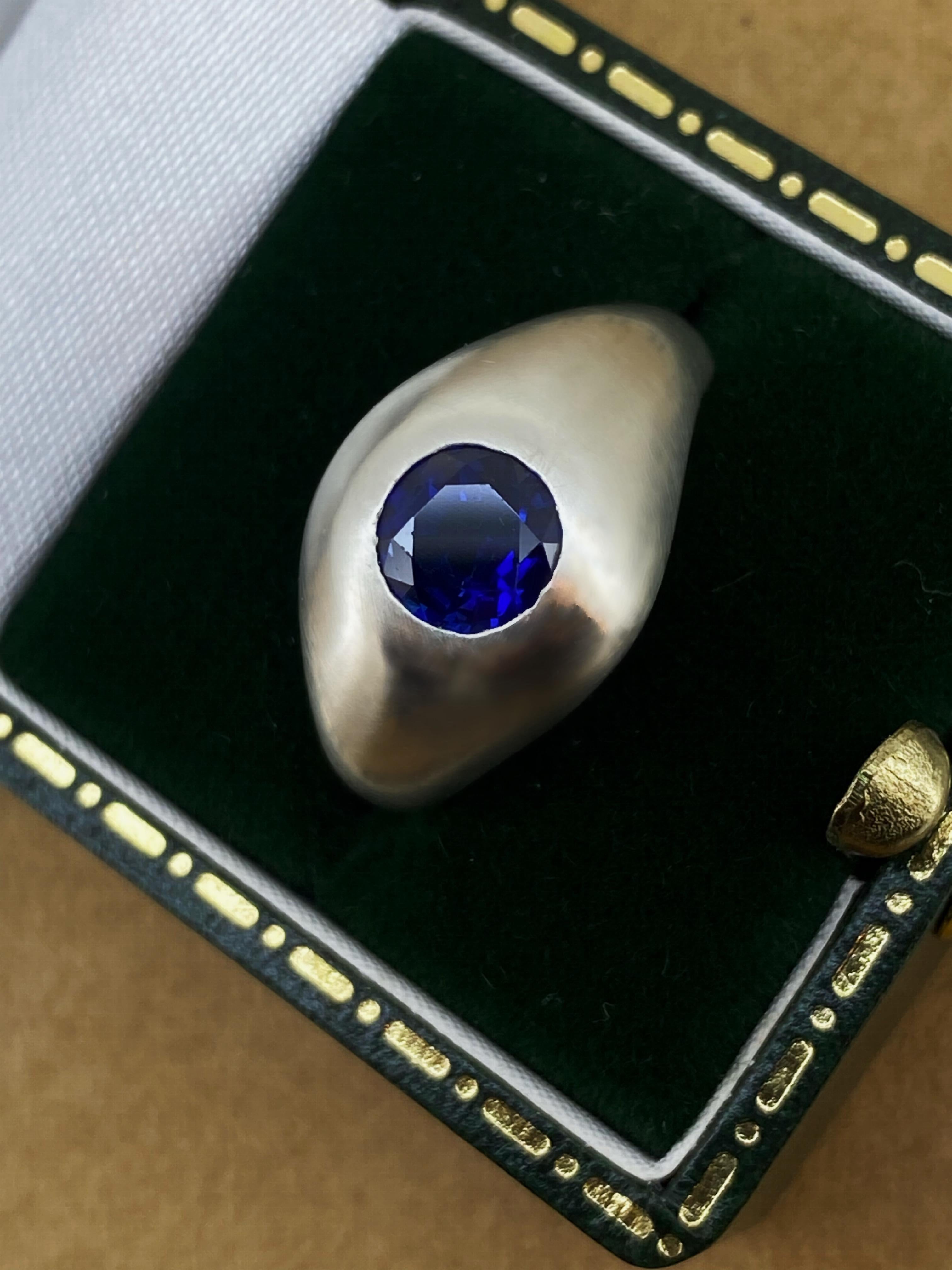 Boucheron París Anillo de sello de platino con zafiro natural de Camboya (Pailin) de 1,30 ct. Retro en venta