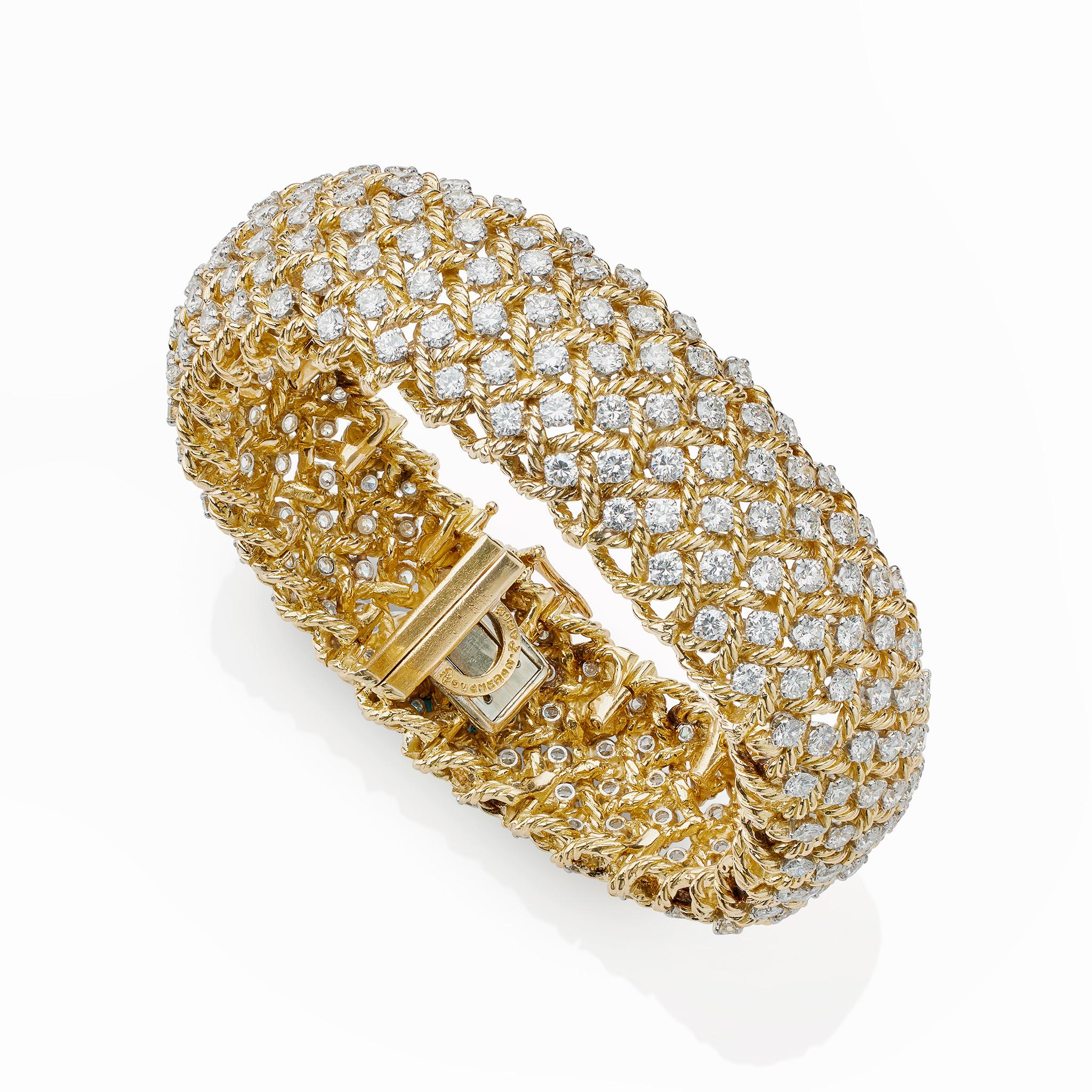 Dieses elegante Armband aus 18 Karat Gold und Diamanten wurde in den 1960er Jahren von Verger Frères für Boucheron Paris entworfen. Das Bombé-Armband besteht aus einem Netz sich überkreuzender Rauten, die durch runde Diamanten im Brillantschliff von
