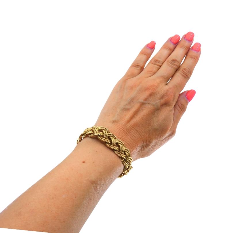 

Questo  Il bracciale Boucheron Paris degli anni '50 è uno splendido pezzo di gioielleria di lusso vintage. Realizzato in oro 18 carati, presenta un intricato design a corda intrecciata. Ogni filo d'oro ritorto è intrecciato per creare una fascia