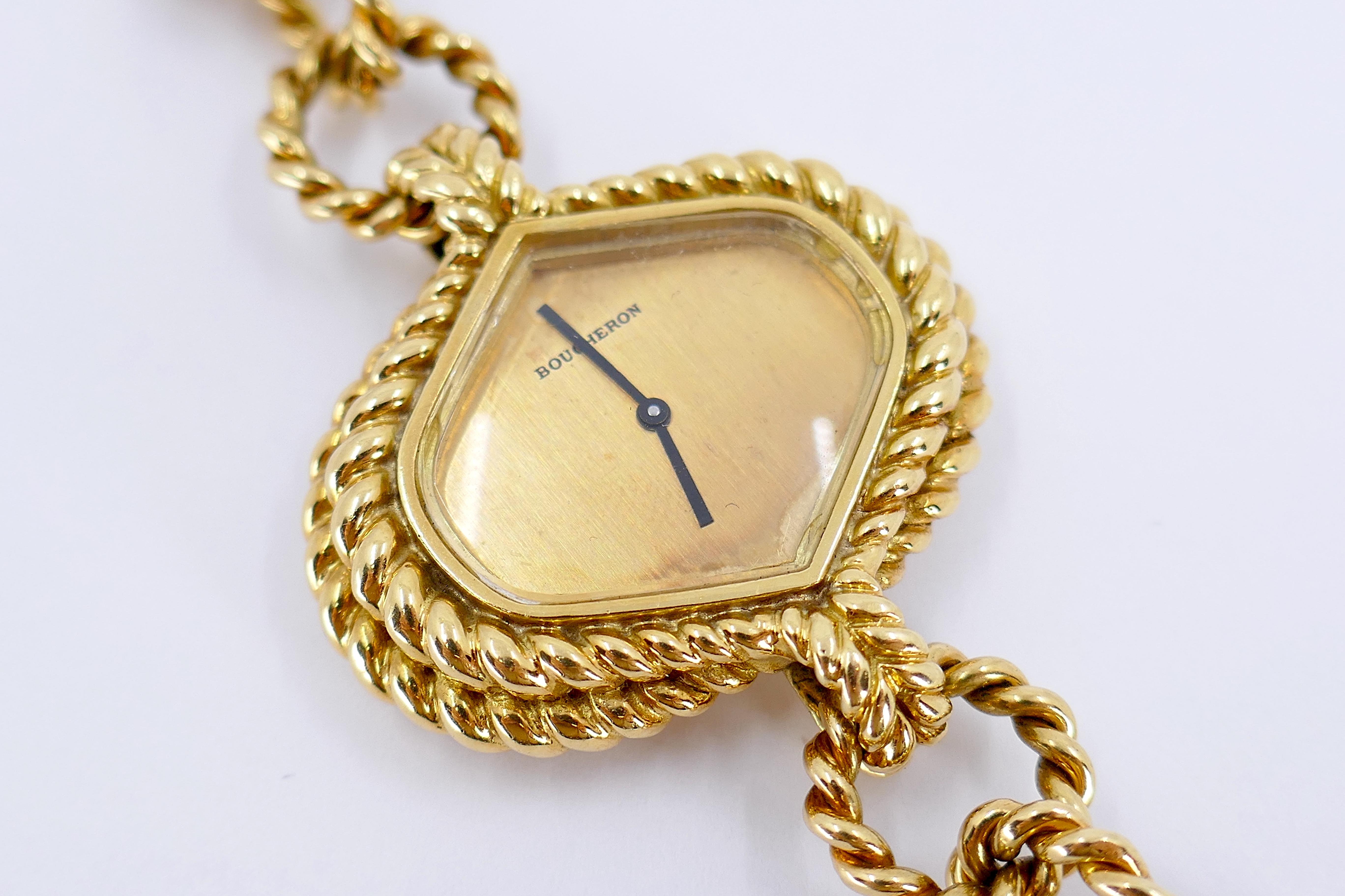 Die Boucheron Paris 18K Gold Flechtuhr aus den 1970er Jahren ist der Inbegriff von zeitlosem Luxus und französischer Handwerkskunst. Mit ihrem aufwendigen Flechtmuster ist diese Uhr ein in Frankreich hergestelltes Einzelstück, das mit französischen