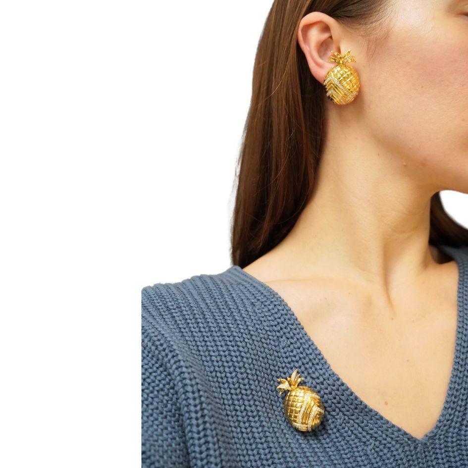 This Boucheron pineapple-themed jewelry set, crafted in the 1980s, includes a pair of earrings and a matching pin. Made from 18k gold and accented with diamonds, the set weighs a total of 52 grams—33.7 grams for the earrings and 18.4 grams for the