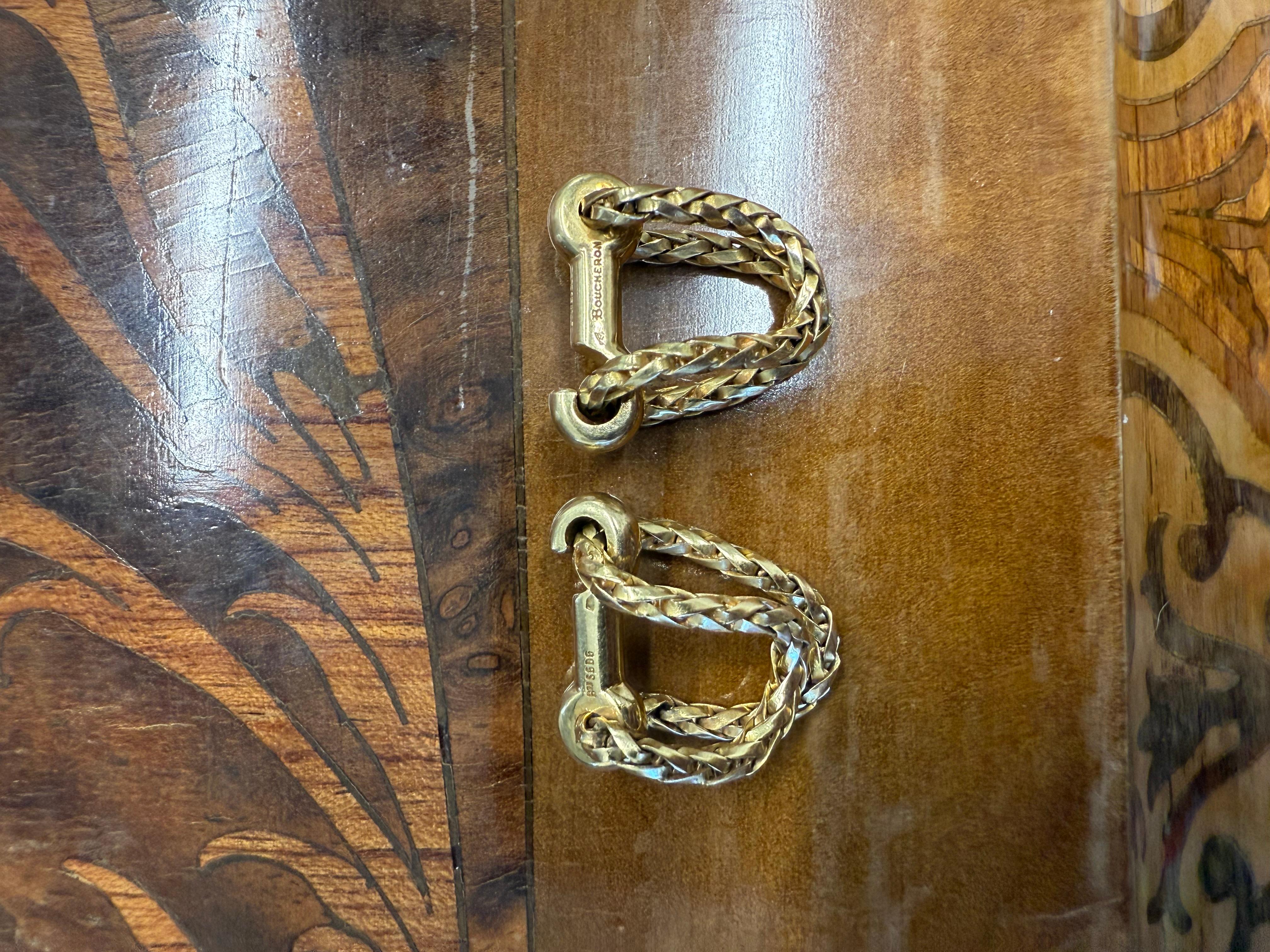 Gemelli Boucheron Paris in oro giallo 18k con motivo a corda Marin 1970s Vintage



Ecco la possibilità di acquistare un paio di gemelli da polso di design bellissimi e da collezione.


I gemelli risalgono agli anni '70 e sono vintage, realizzati in