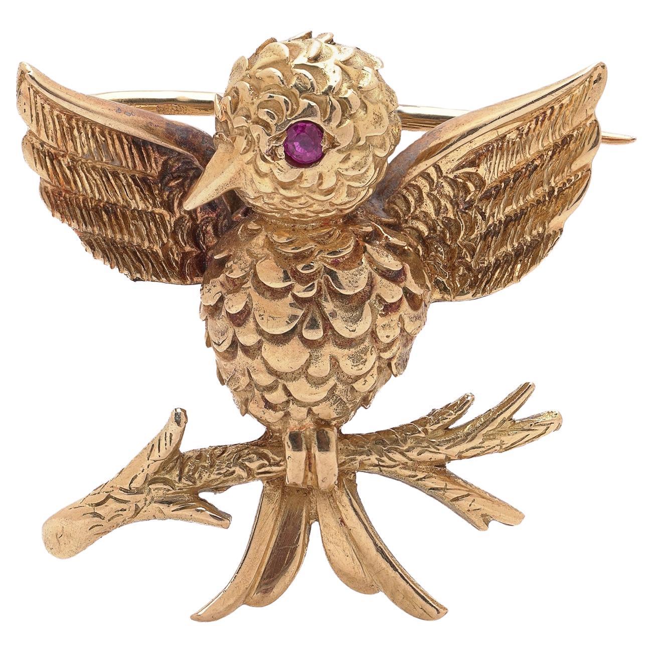 Broche Boucheron París de oro de 18 quilates con forma de pájaro y ojo de rubí, circa años 20
