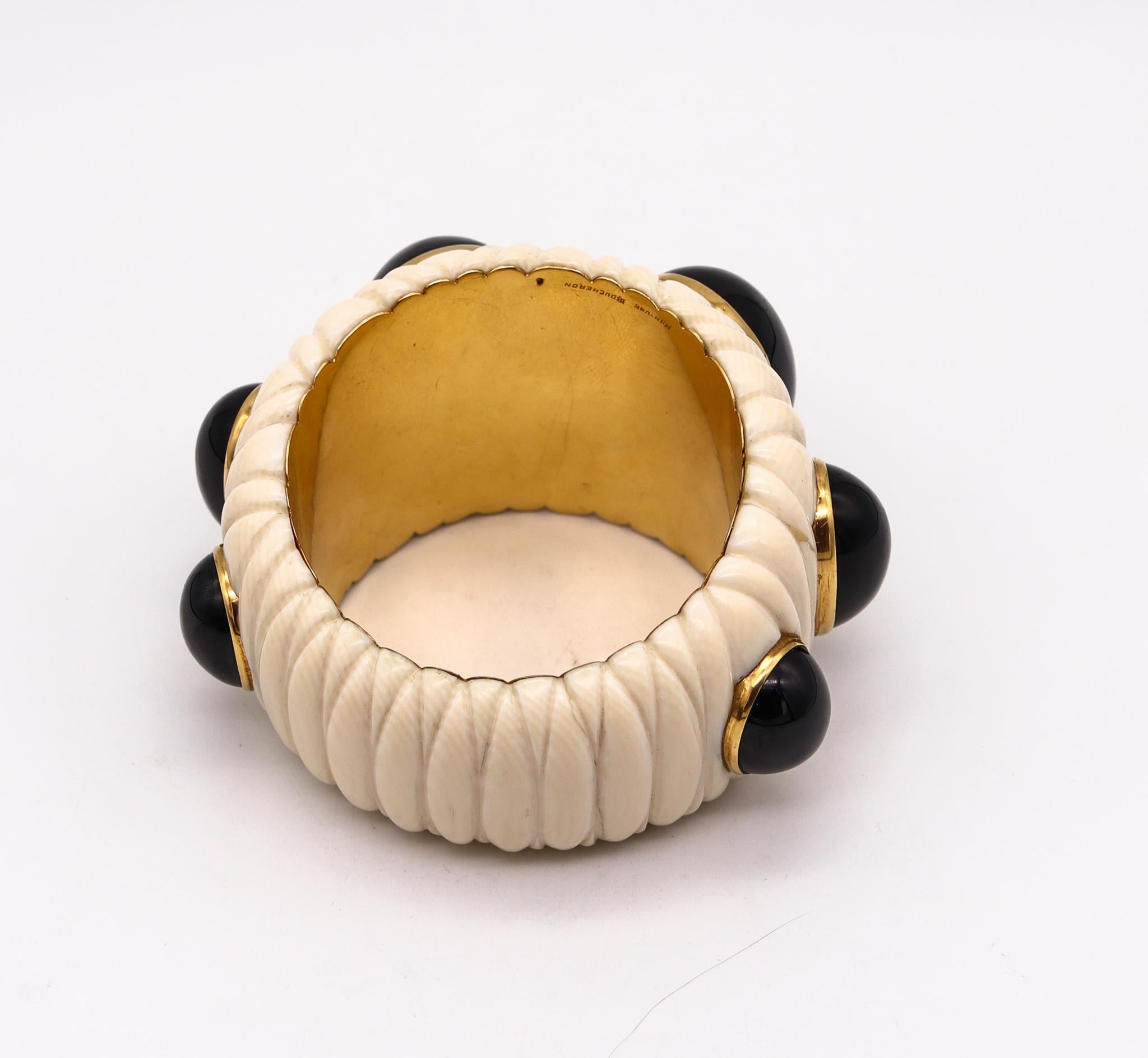 Cabochon Boucheron Paris 1930 Art Deco Bangle Bracelet in 18 Karat Yellow Gold with Onyx For Sale
