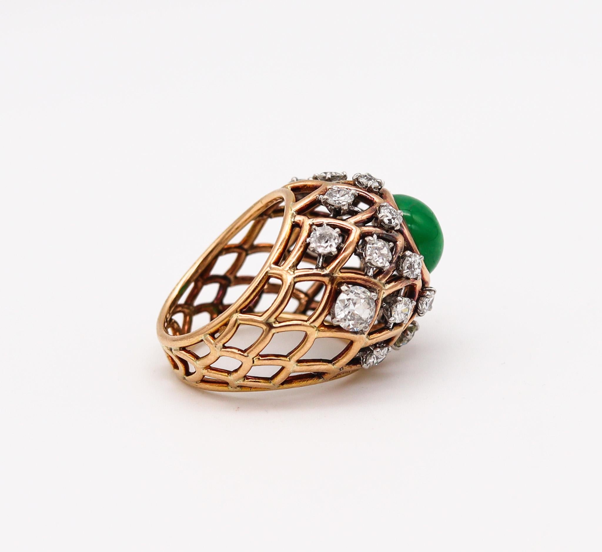 Cocktailring, entworfen von Boucheron.

Wunderschöner Ring, der 1935 in Paris vom Juwelierhaus Boucheron während der Art Déco-Periode geschaffen wurde. Dieser großartige Ring wurde sorgfältig aus massivem 18-karätigem Gelbgold und Platinteilen für