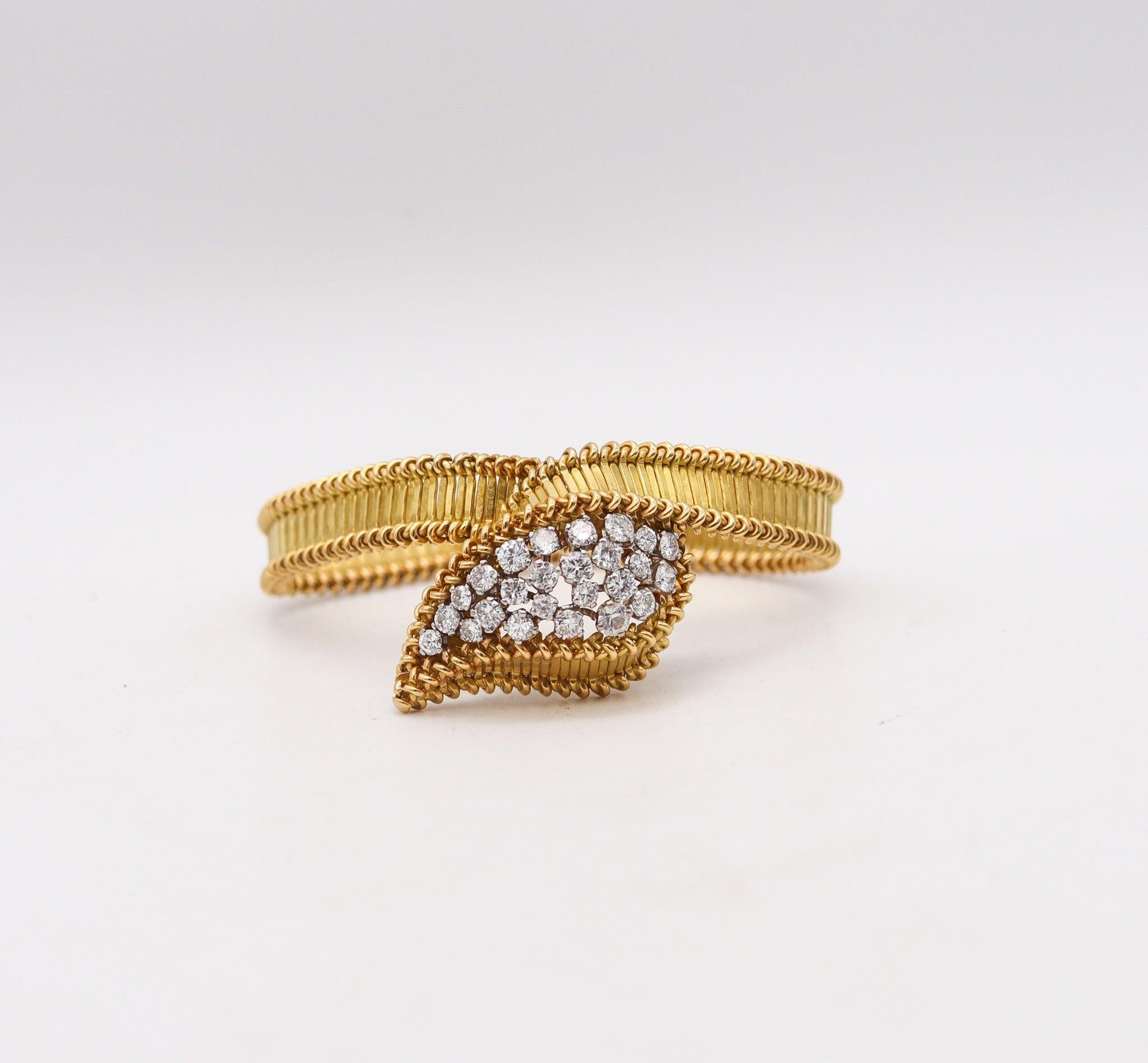 Retro-modernistisches Armband, entworfen von Boucheron.

Dieses fabelhafte, biegsame Armband wurde in den 1950er Jahren von dem berühmten französischen Juwelierhaus Boucheron entworfen. Das Armband ist ein echtes Statement und ist sehr ungewöhnlich,