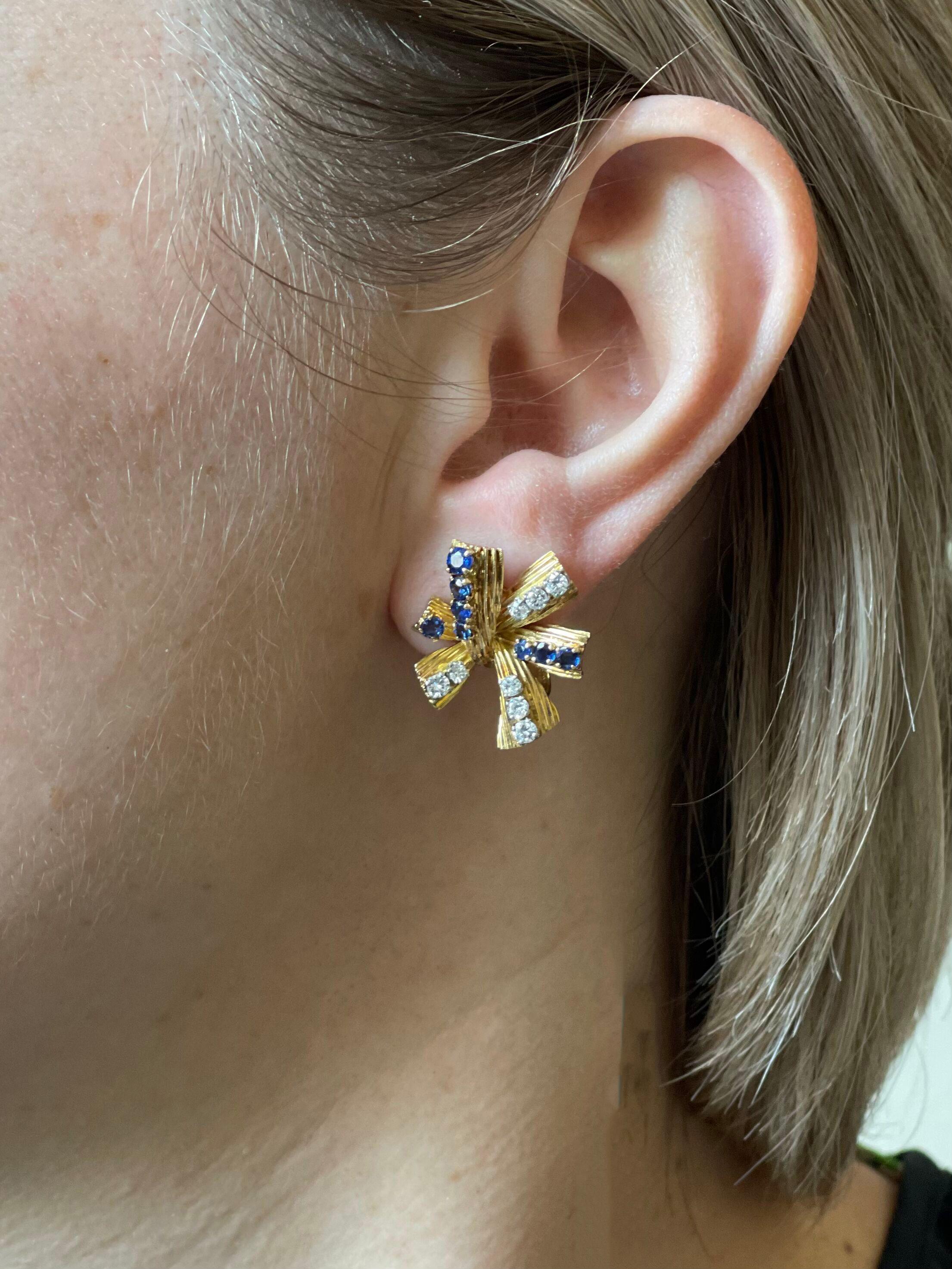 Paire de boucles d'oreilles vintage des années 1960 en or 18k de Boucheron Paris, serties de saphirs bleus et d'environ 0,60ctw de diamants G/VS. Les boucles d'oreilles mesurent 1