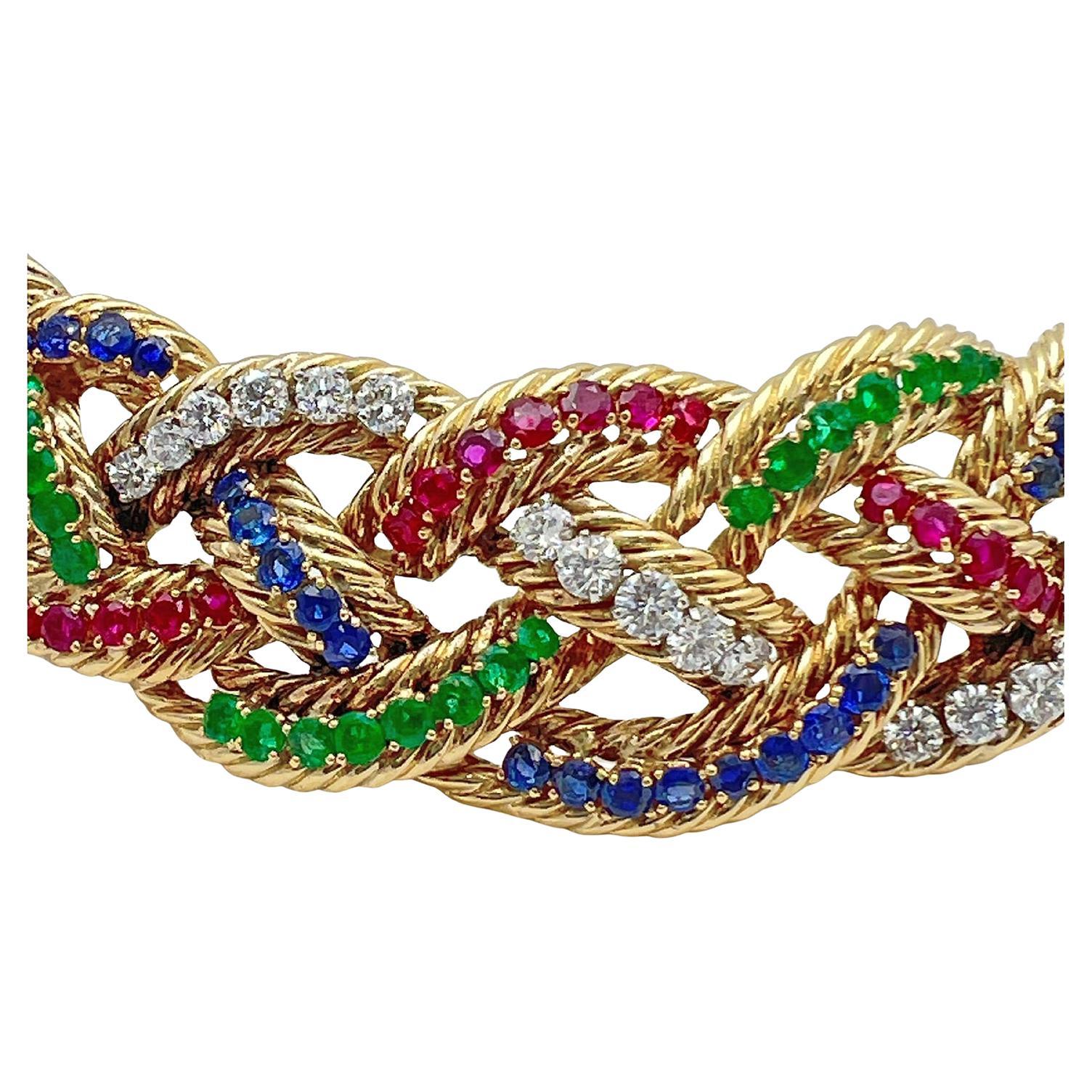 Collier vintage Boucheron Nature d'un design/One ajouré en or jaune 18k, le devant accentué par des rubis naturels de taille ronde, des émeraudes, des saphirs et des diamants. Trente-sept diamants ronds de taille brillant totalisant environ 3,00