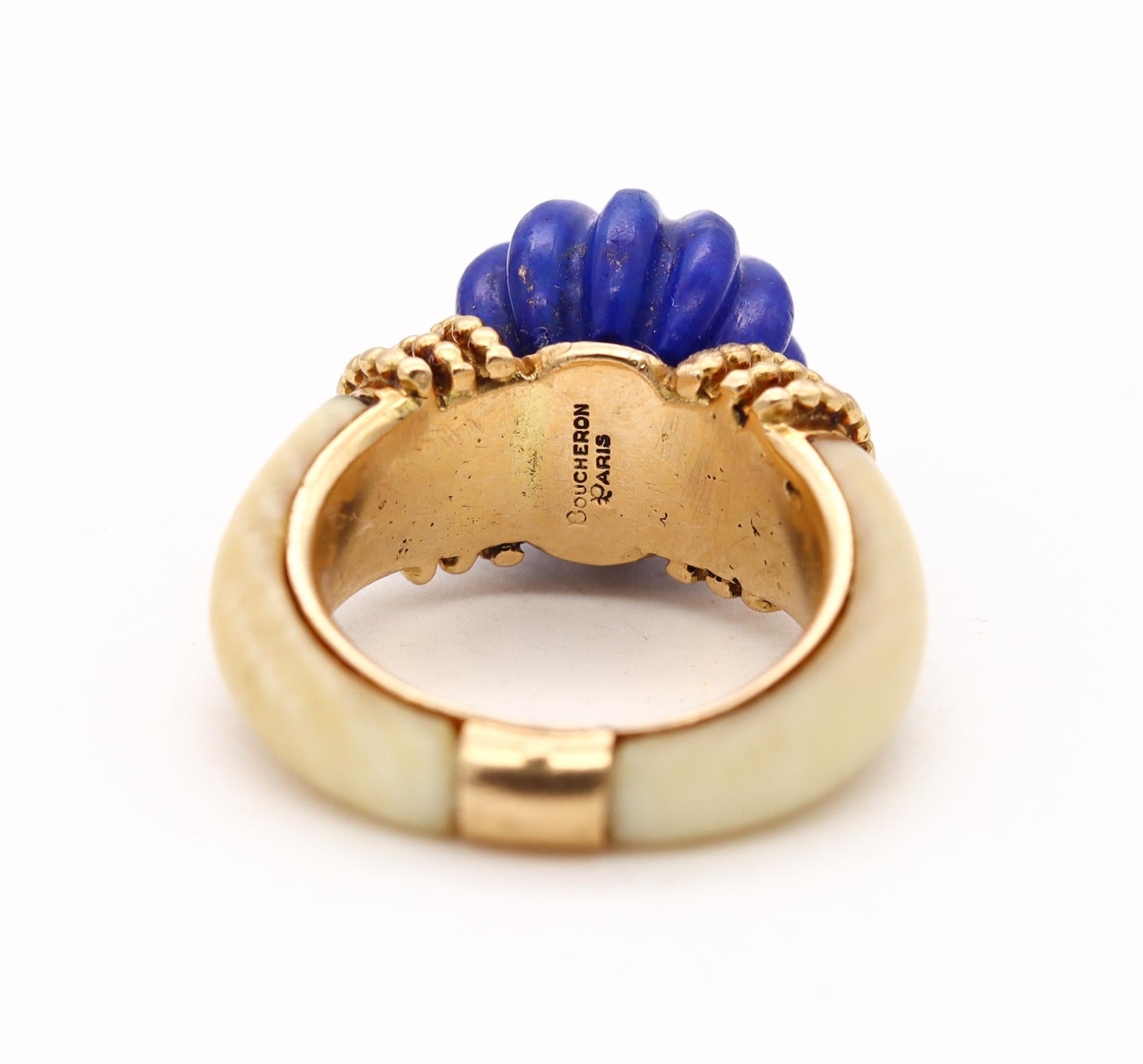 Cabochon Boucheron Paris 1970 Classic Cocktail Ring 18Kt Yellow Gold with Lapis and Coral For Sale