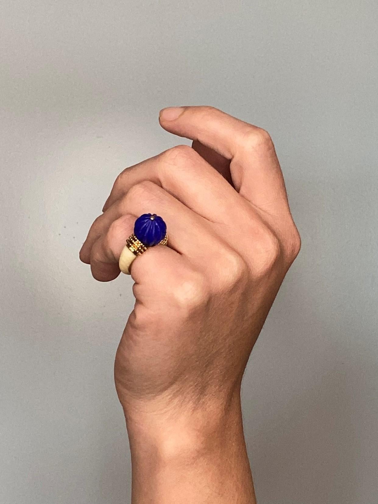 Boucheron Paris 1970 Classic Cocktail Ring 18Kt Yellow Gold with Lapis and Coral In Excellent Condition For Sale In Miami, FL
