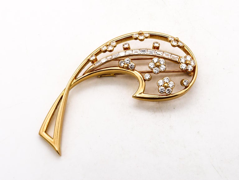 Boucheron Paris 1970 Modernist Brooch in 18Kt Yellow Gold with 5.76 Cts Diamonds In Excellent Condition For Sale In Miami, FL