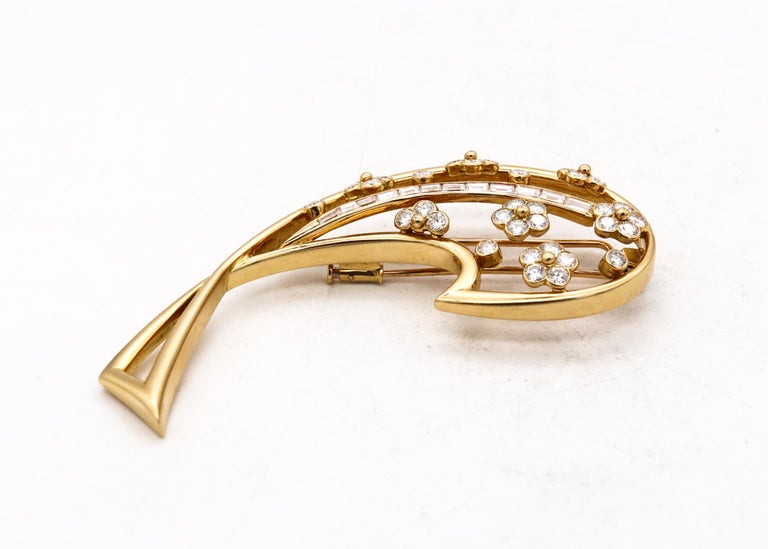 Boucheron Paris 1970 Modernist Brooch in 18Kt Yellow Gold with 5.76 Cts Diamonds For Sale 1