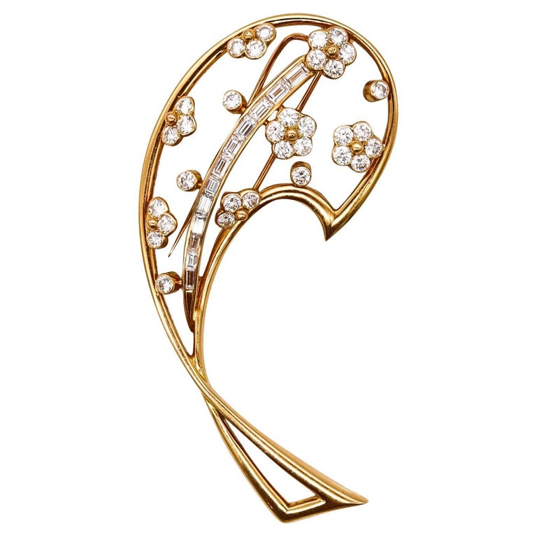 Boucheron Paris 1970 Modernist Brooch in 18Kt Yellow Gold with 5.76 Cts Diamonds For Sale