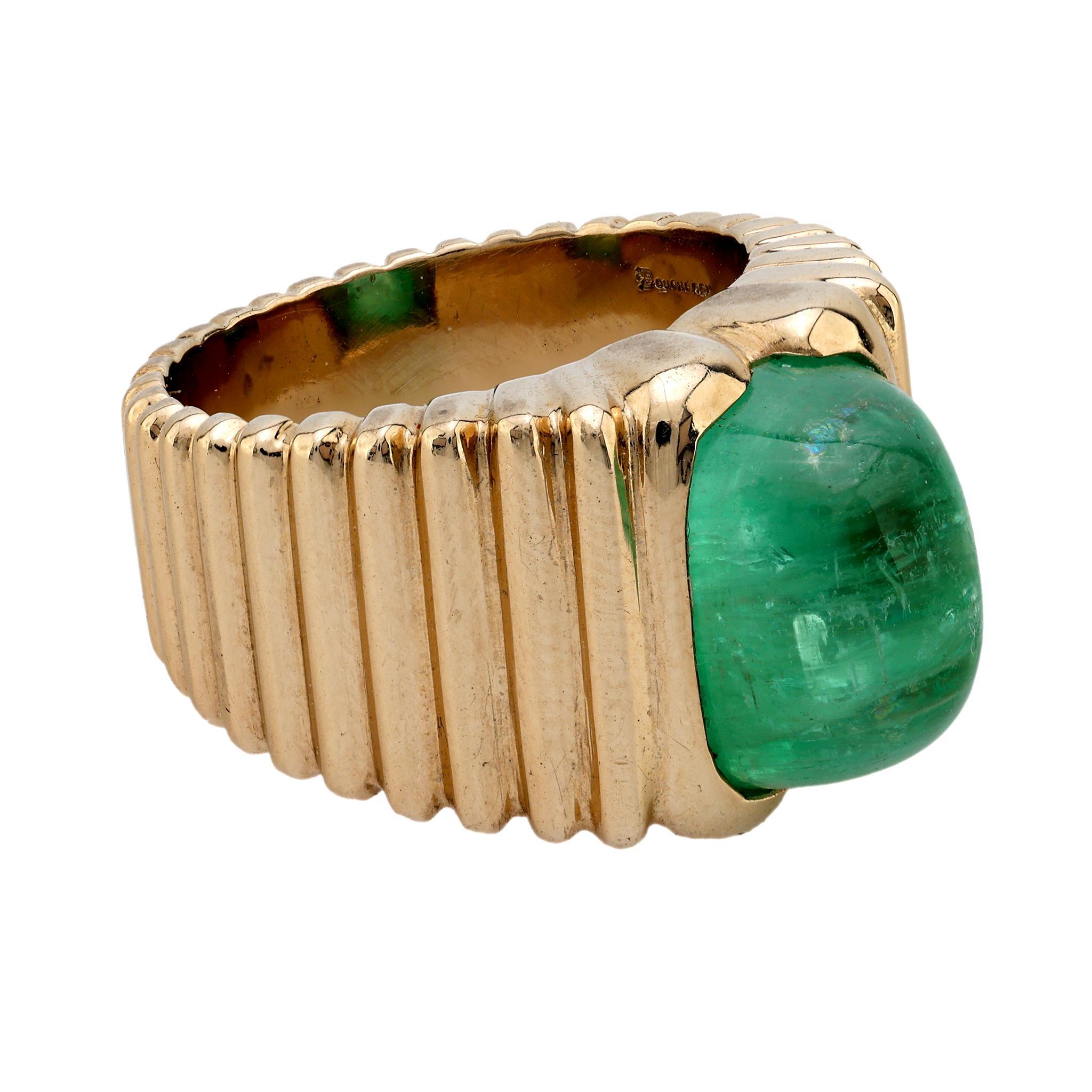 Modern Boucheron Paris 4.40 carat cabochon emerald 18k yellow gold band