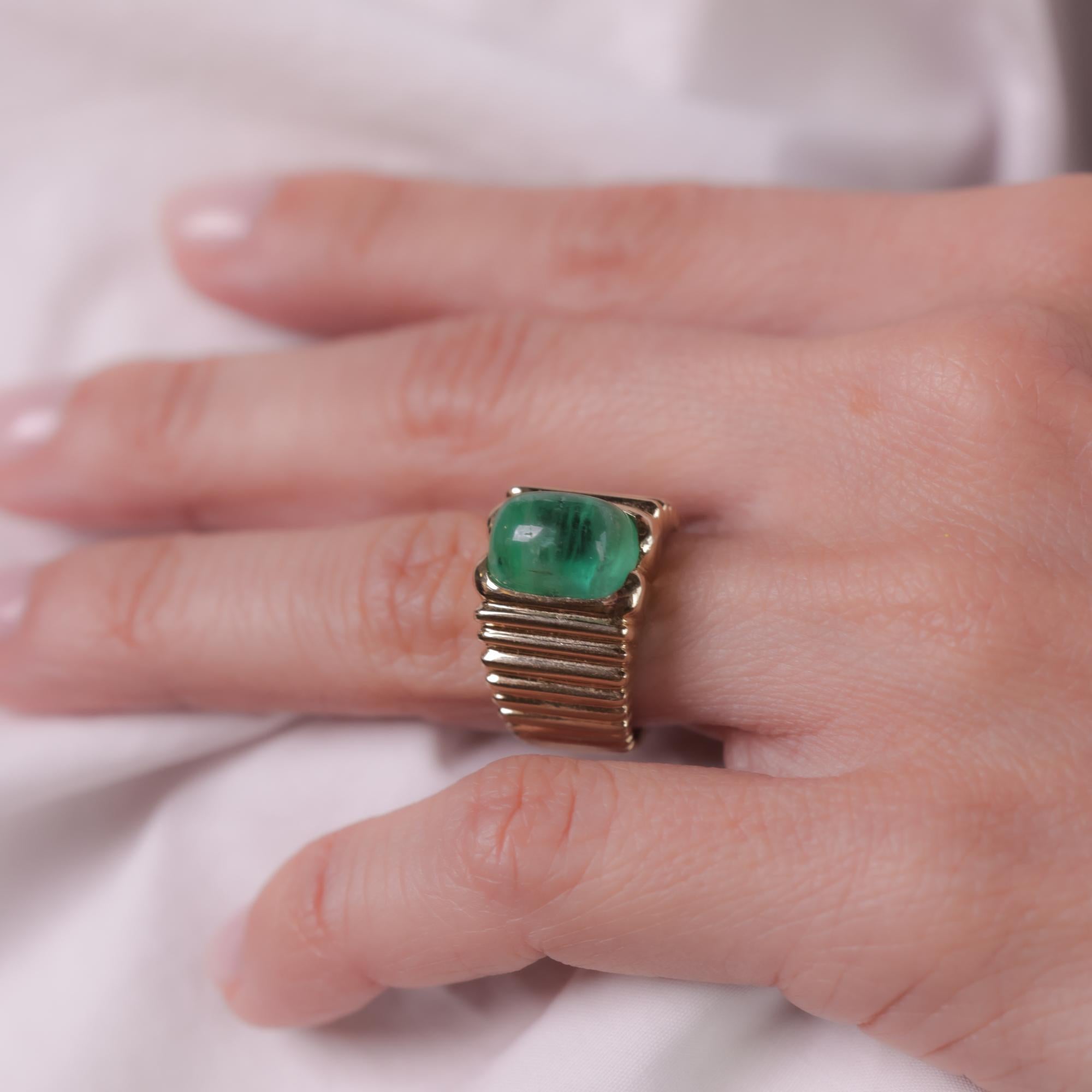 Cabochon Boucheron Paris 4.40 carat cabochon emerald 18k yellow gold band