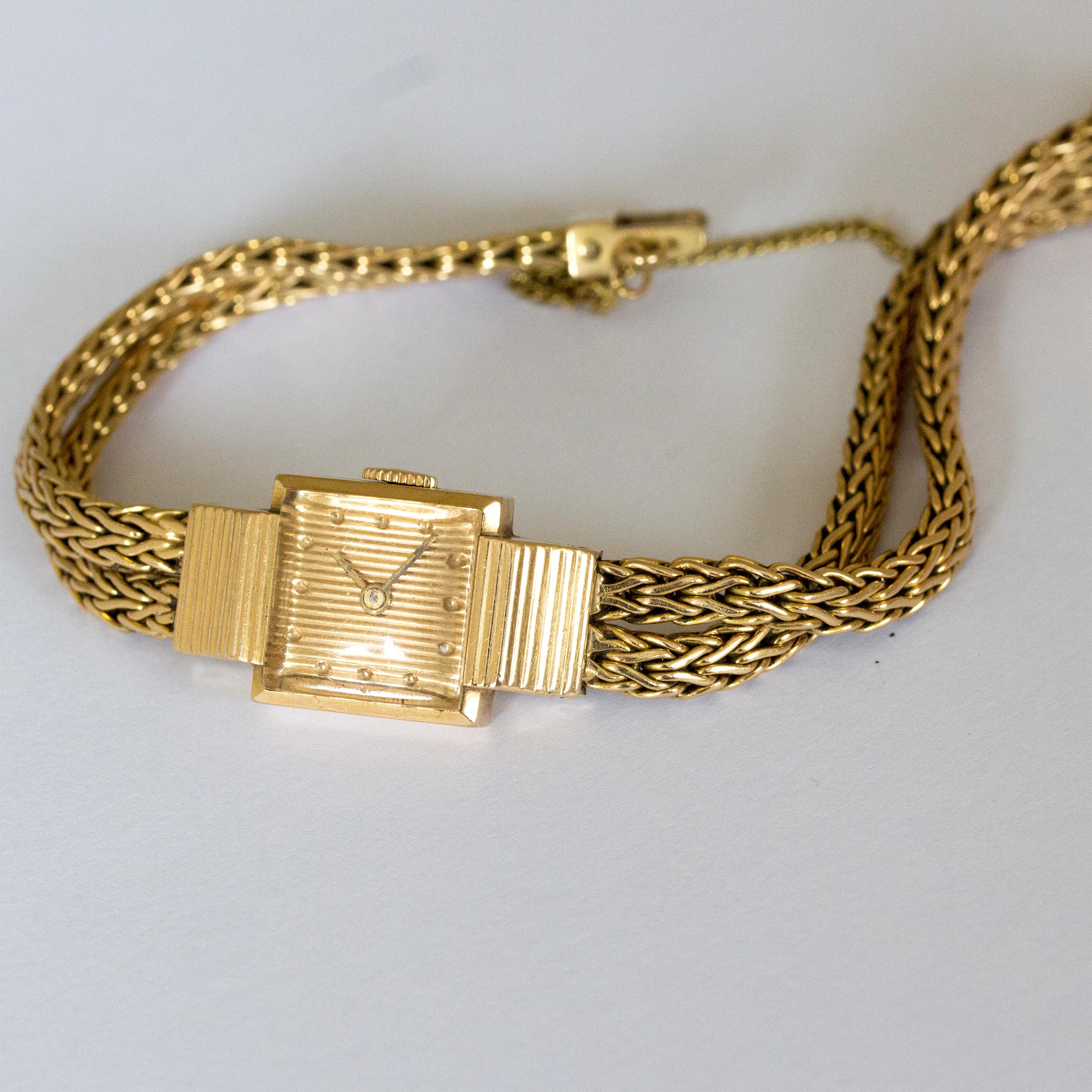 Eine seltene Armbanduhr von Boucheron aus massivem 18-karätigem Gold, ca. 1940-1950er Jahre. Schlankes zweireihiges Armband im Schlangenstil mit schöner Bewegung. Handaufzugsmechanismus, voll funktionsfähig. Signiert 