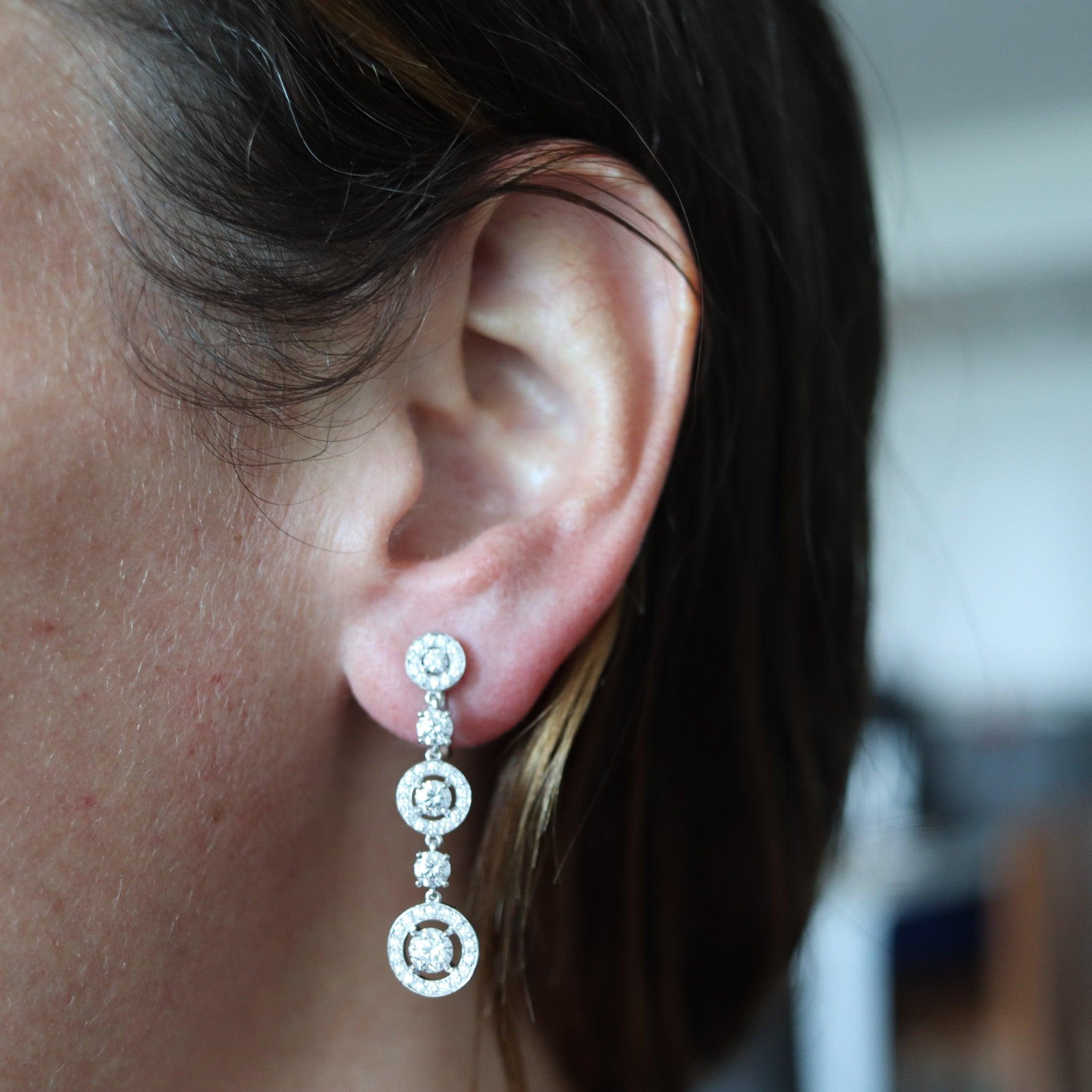 Ava-Kollektion, Ohrringe mit Ohrring, entworfen von Boucheron.

Dies ist ein fabelhaftes und anspruchsvolles Paar Tropfenohrringe, die in Paris Frankreich vom Schmuckhaus Boucheron entworfen wurden. Diese modernen Ohrringe sind aus der