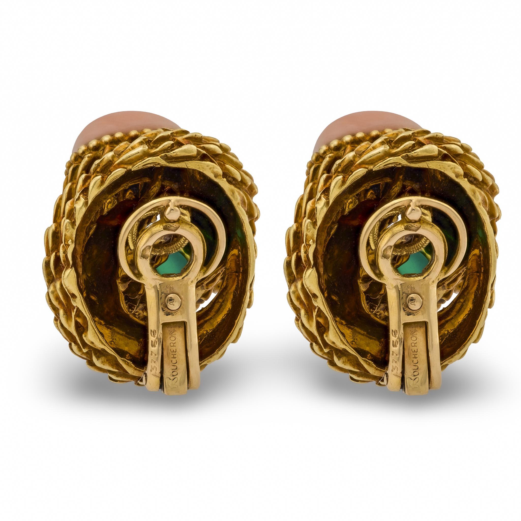 Moderno Orecchini Boucheron Paris in crisoprasio e corallo con serpente boheme in oro in vendita