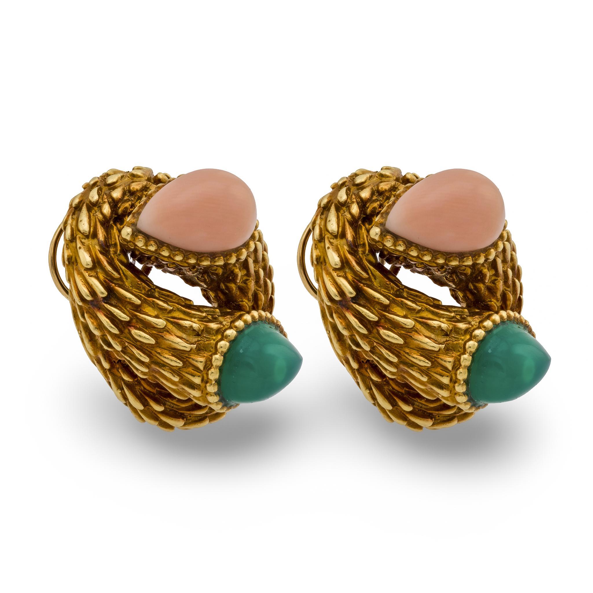 Orecchini Boucheron Paris in crisoprasio e corallo con serpente boheme in oro In condizioni buone in vendita a Beverly Hills, CA