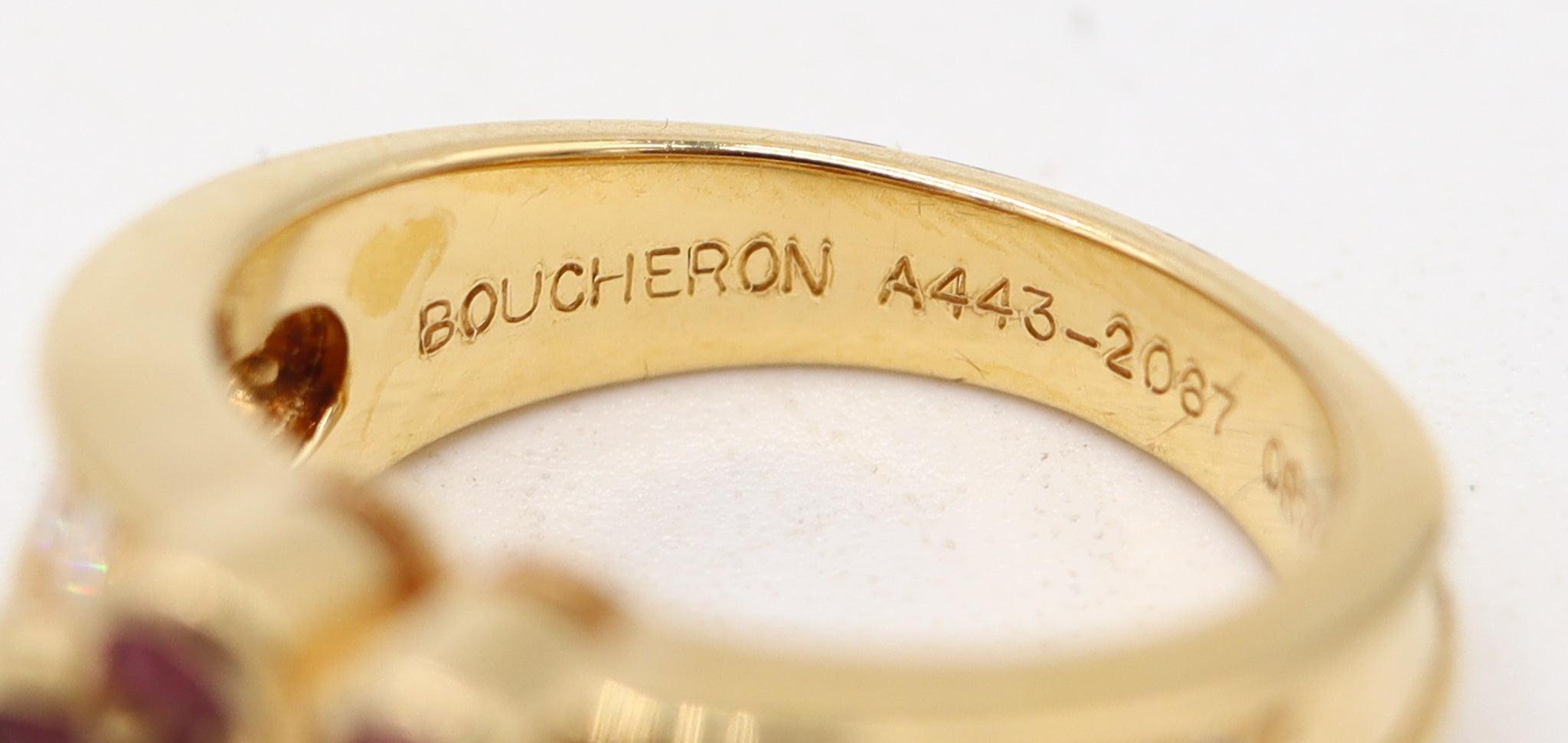 Bague de cocktail moderniste en forme de trèfle conçue par Boucheron.

Il s'agit d'une magnifique bague à motif de trèfle créée en France par l'emblématique maison de joaillerie parisienne Boucheron. La bague de cocktail a été soigneusement