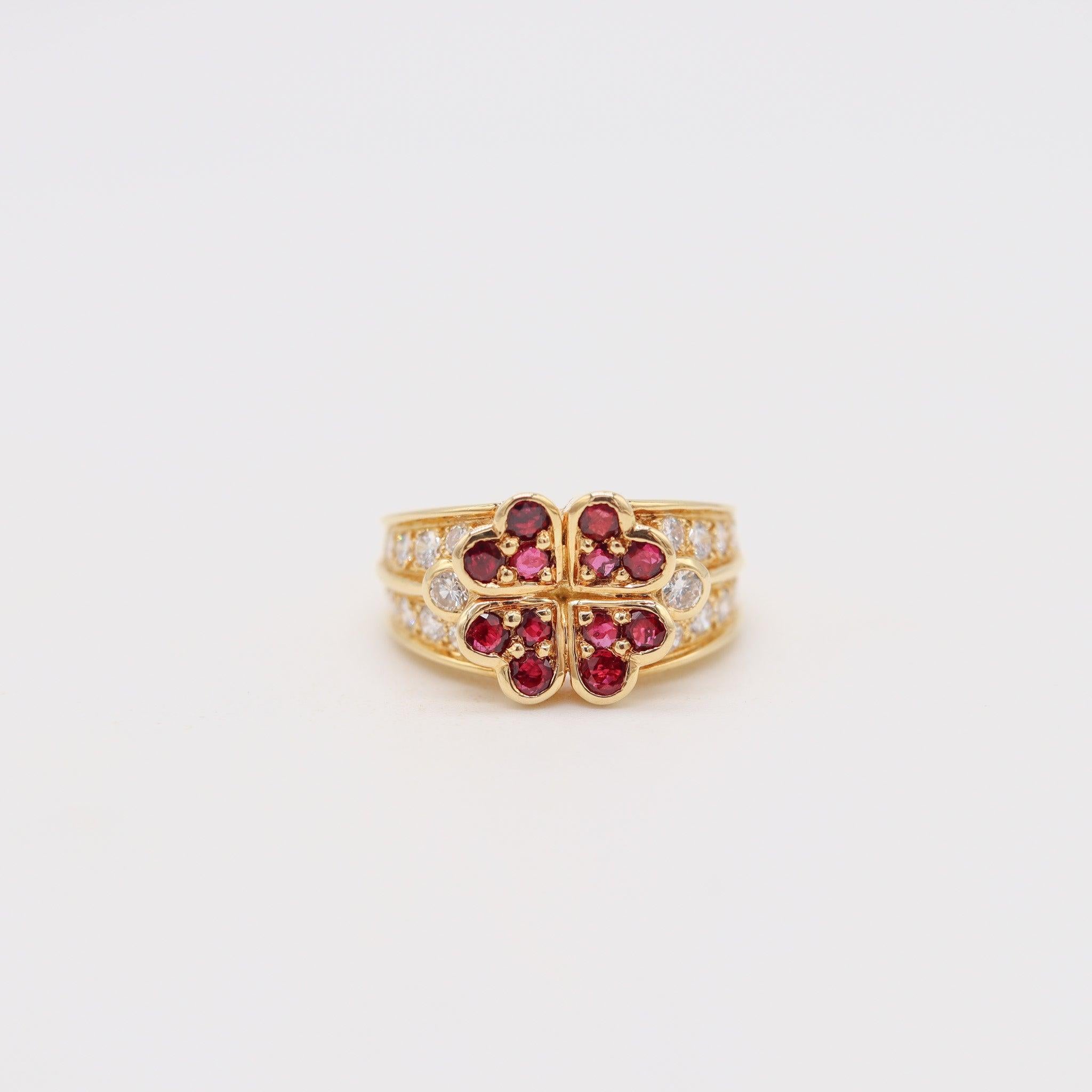 BOUCHERON Paris Clover Ring In 18Kt Gold With 1.94 Ctw In Diamonds & Rubies Pour femmes en vente