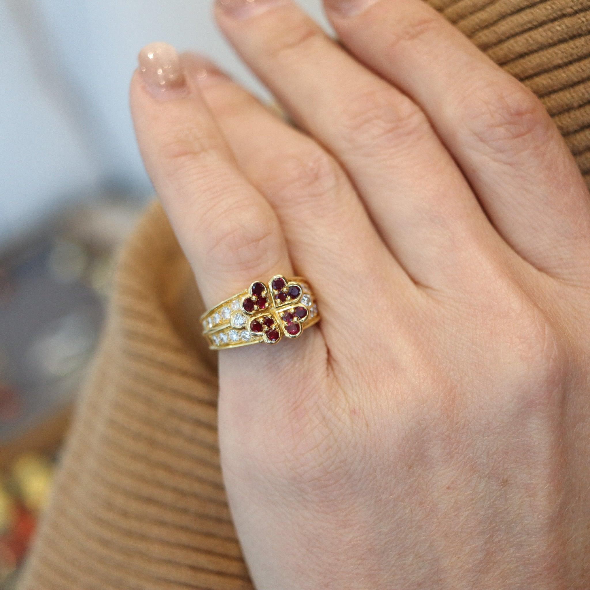 BOUCHERON Paris Clover Ring In 18Kt Gold With 1.94 Ctw In Diamonds & Rubies en vente 1