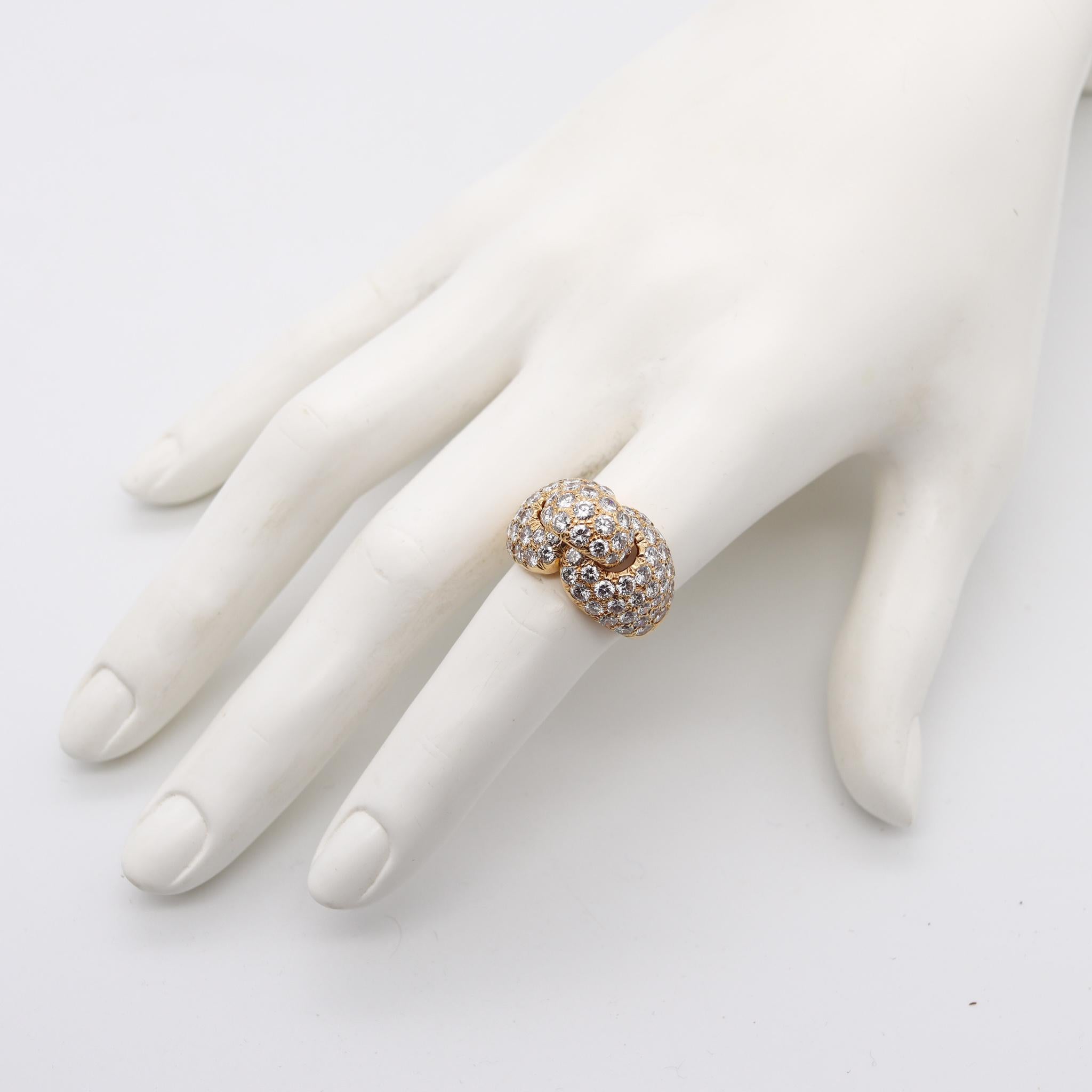 Bague de cocktail conçue par Boucheron.

Pièce magnifique, créée à Paris France par la maison Boucheron, dans les années 1960-1970. Cette fabuleuse bague de cocktail a été soigneusement réalisée en or jaune massif de 18 carats, avec une finition