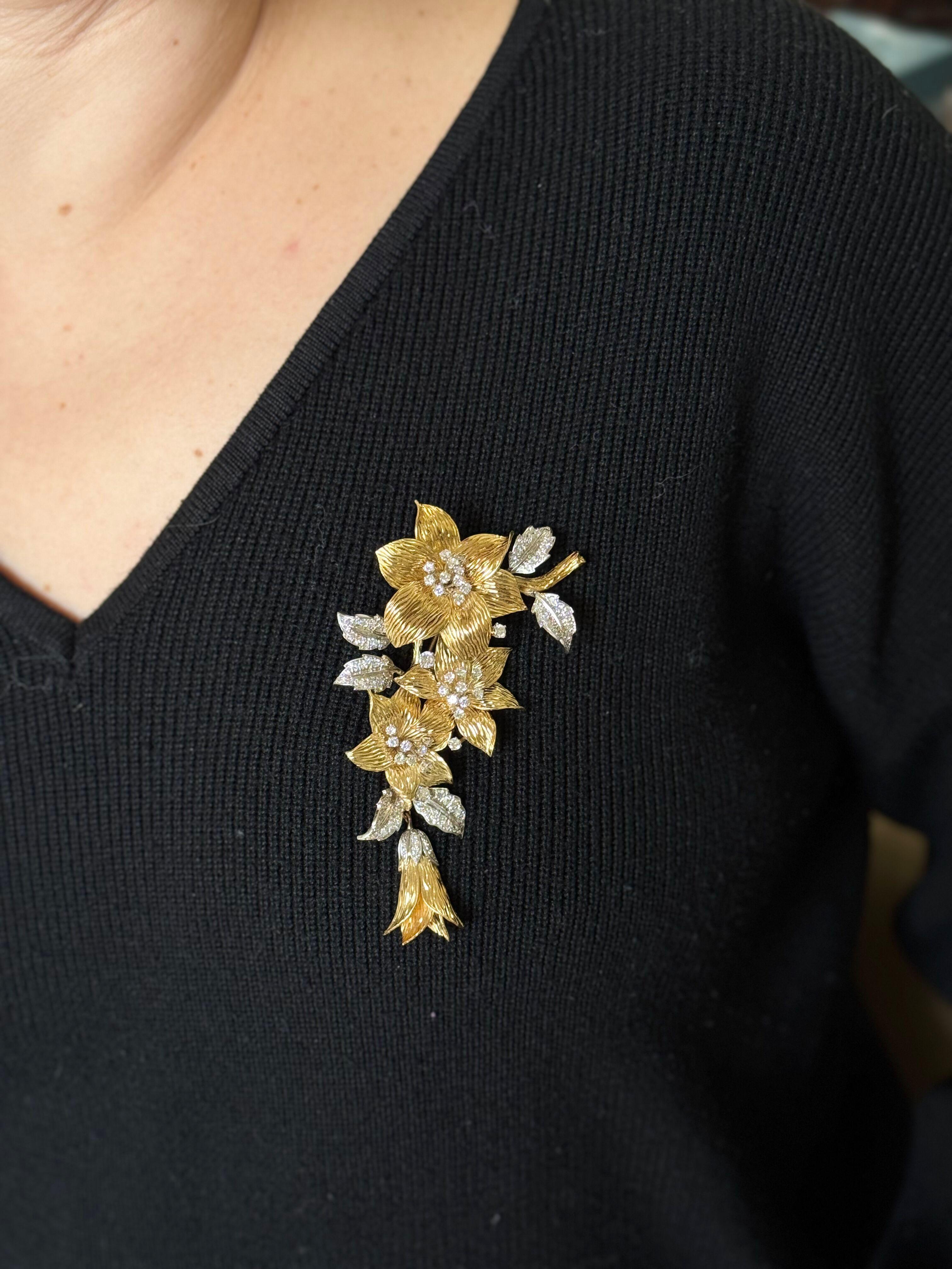 Gran broche flor de oro amarillo de 18 quilates de Boucheron, engastado con aproximadamente 3,00 quilates de diamantes G/VS. El broche mide 4,25