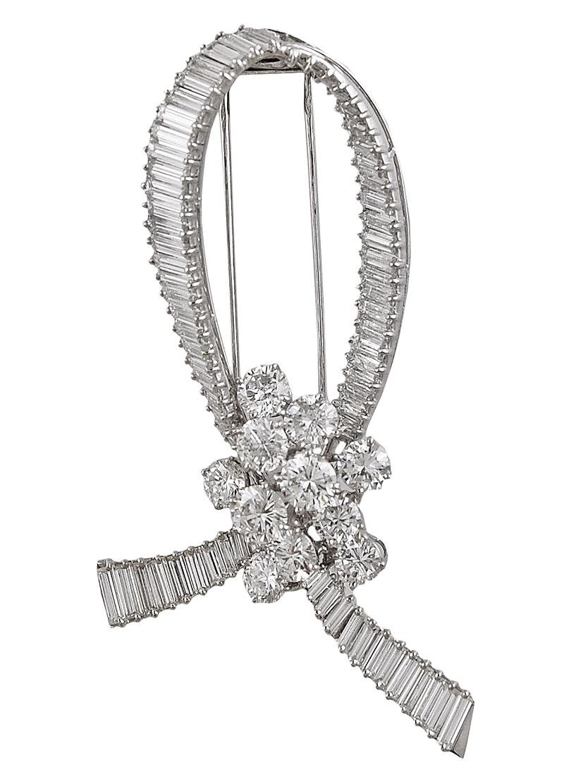 Boucheron Paris, l'innovateur de ce style de baguettes serties de rubans de diamants entremêlés de diamants brillants. Une épingle à ruban assortie et de fabuleux clips d'oreilles.

Poids total en carats du diamant : environ 1,5 million d'euros.  18