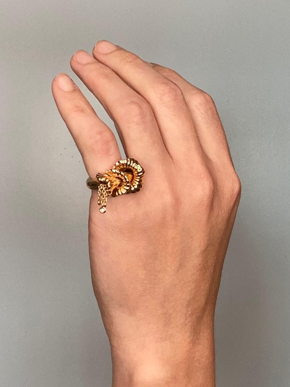 Exquises confidences Ring entworfen von Boucheron.

Ein modernes und ultimatives Stück, kreiert in Paris, Frankreich vom Schmuckhaus Boucheron. Dieser wunderschöne und seltene skulpturale Ring ist Teil der Collection'S Exquises confidences und wurde