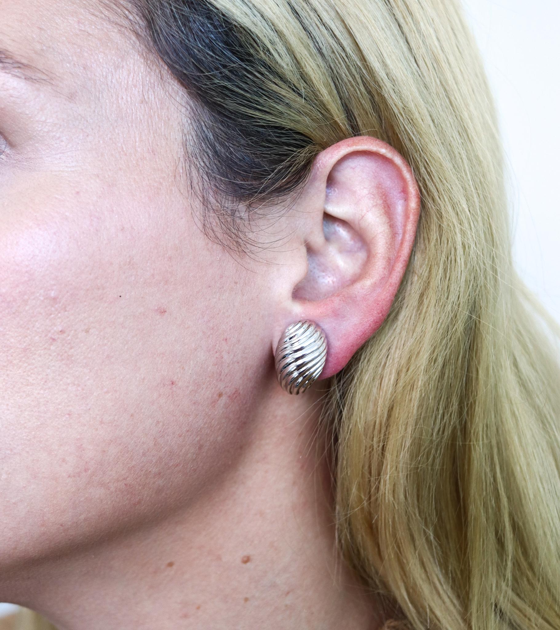 Boucheron Paris Clips d'oreilles cannelés en or blanc massif 18 carats en vente 1