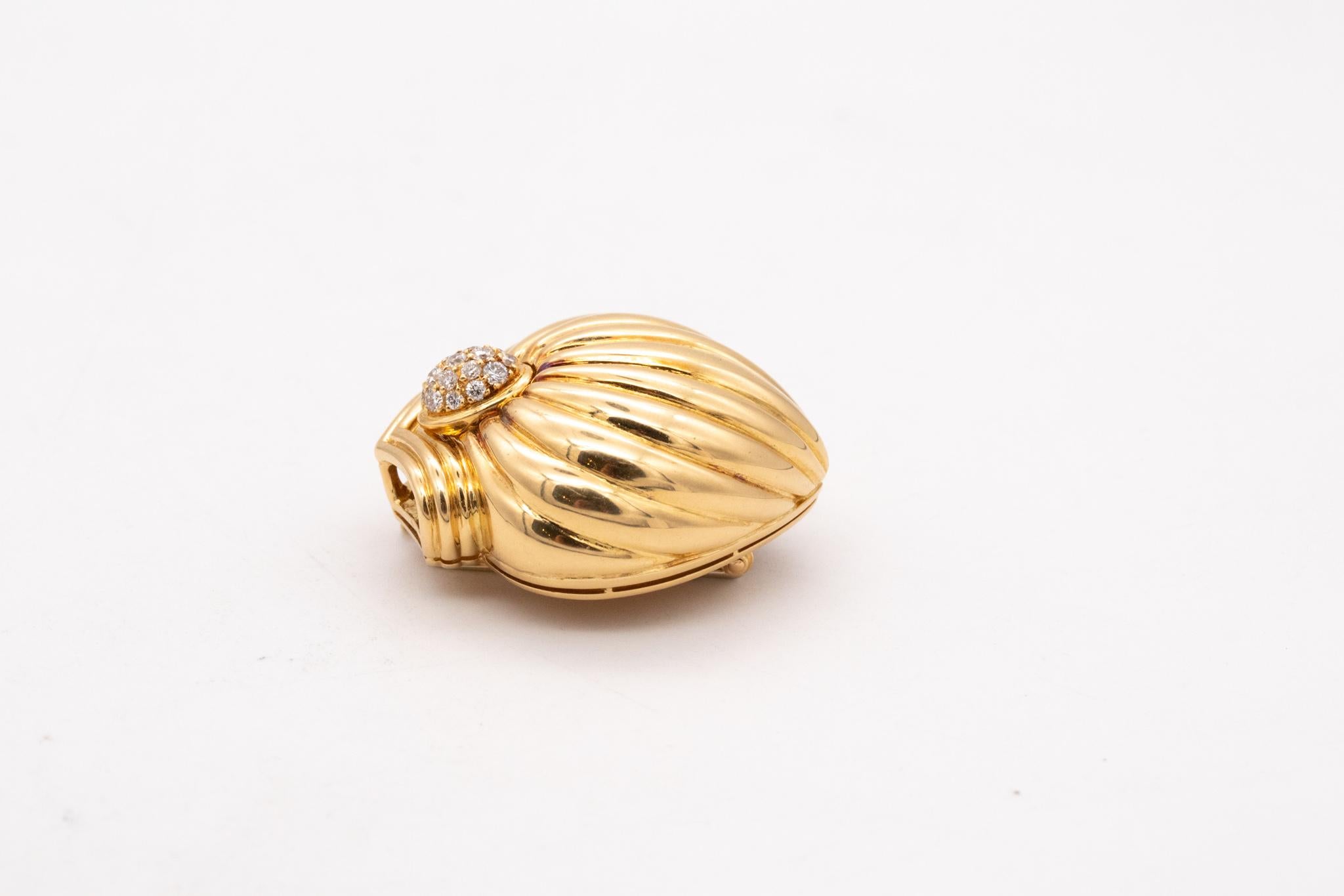 Brilliant Cut Boucheron Paris Iconic Jaipur Pendant Brooch 18Kt Yellow Gold with VVS Diamonds For Sale