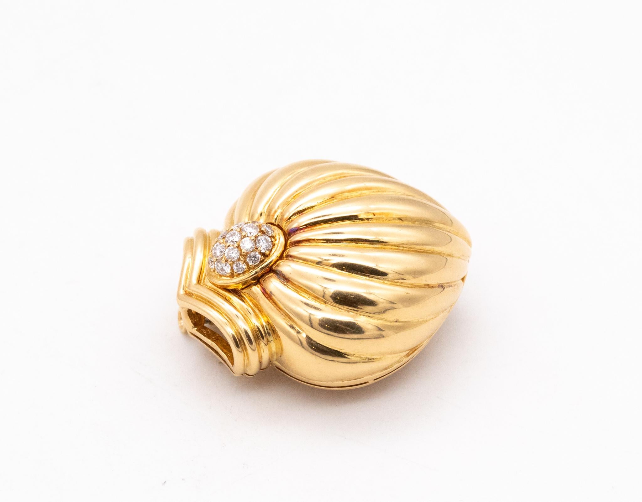Women's or Men's Boucheron Paris Iconic Jaipur Pendant Brooch 18Kt Yellow Gold with VVS Diamonds For Sale