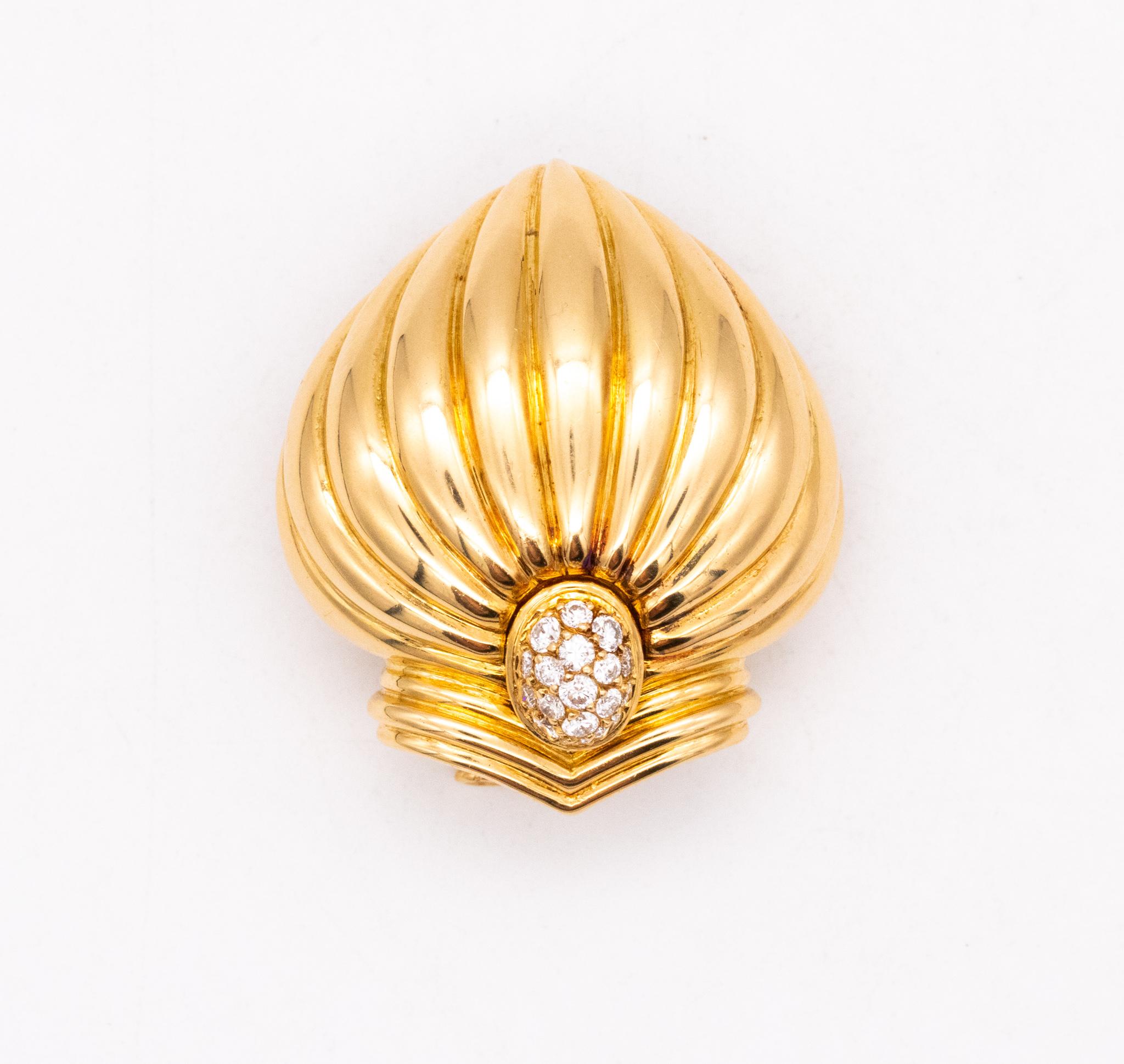 Boucheron Paris Iconic Jaipur Pendant Brooch 18Kt Yellow Gold with VVS Diamonds For Sale 1