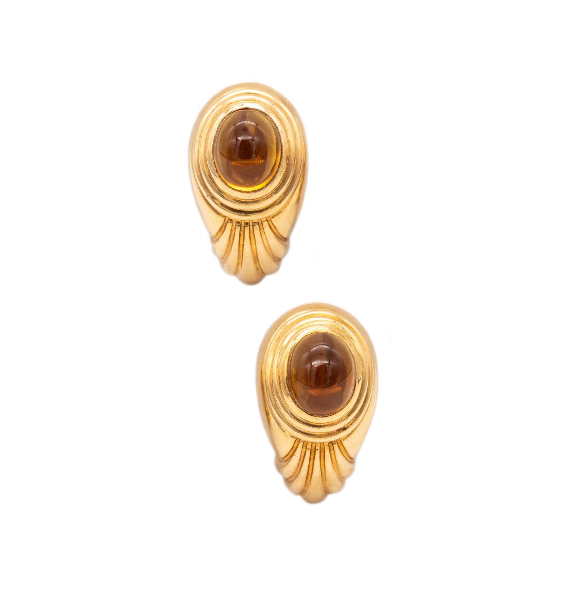 Boucles d'oreilles Jaipur conçues par Boucheron.

Une paire de boucles d'oreilles classique réalisée par la maison Boucheron à Paris en France en or jaune massif 18 carats avec des motifs déco. Ils sont dotés d'un dos oméga pour la fixation des