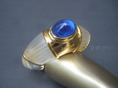 Boucheron Paris Jaipur Flacon de parfum en verre en forme de bracelet dans un coffret de présentation