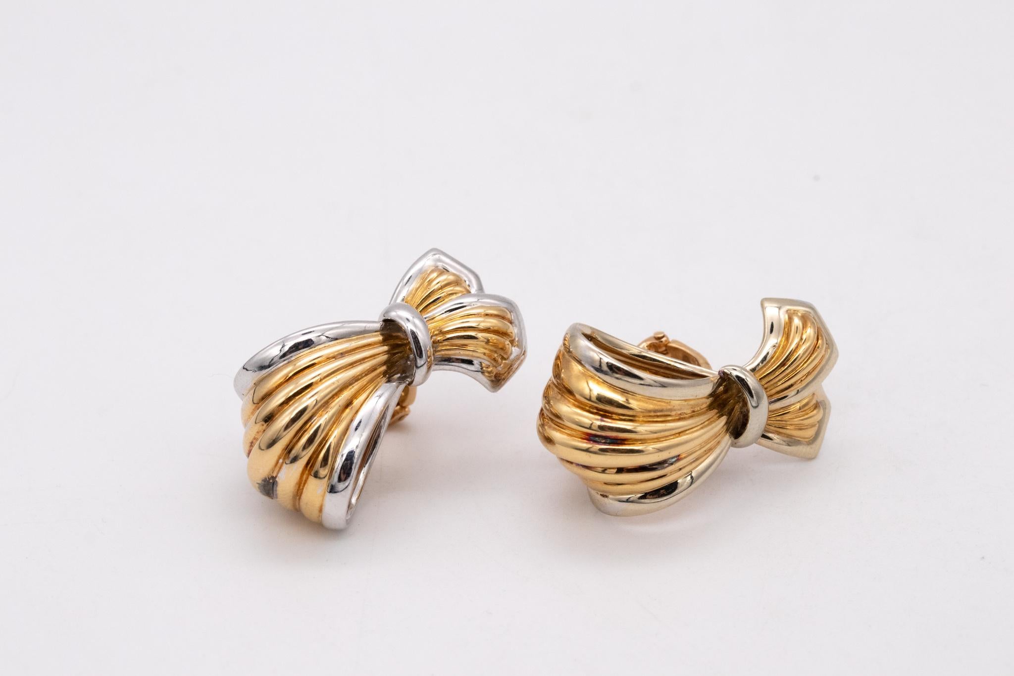 Boucheron Paris Boucles d'oreilles à grands rubans avec motif cannelé en deux tons de 18 carats en vente 1