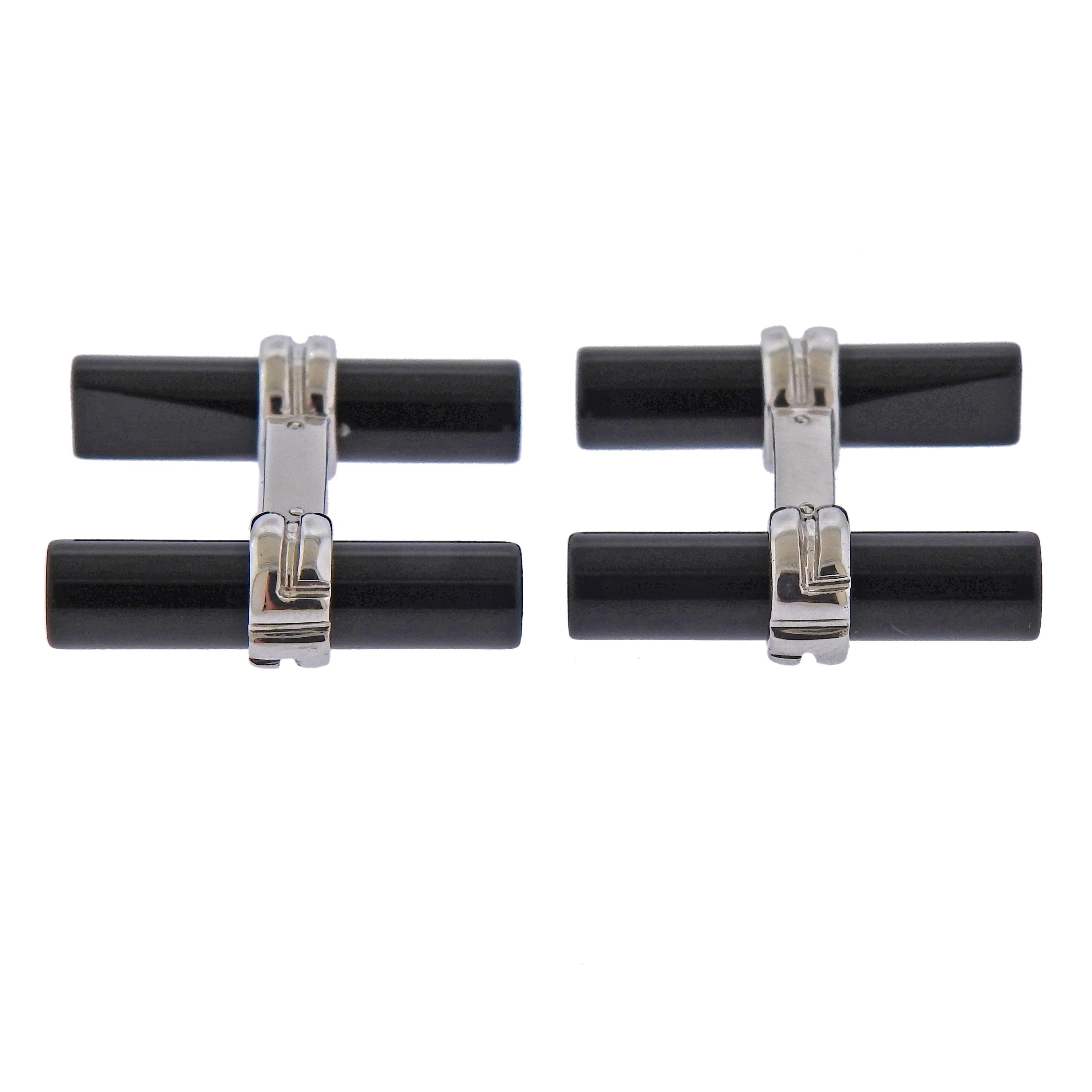 Pair of classic bar cufflinks by Boucheron Paris, with black onyx in 18k gold. Each side measures 23mm x 7mm. Weight - 10.1 grams. Marked: Boucheron, Or750, E45070. 