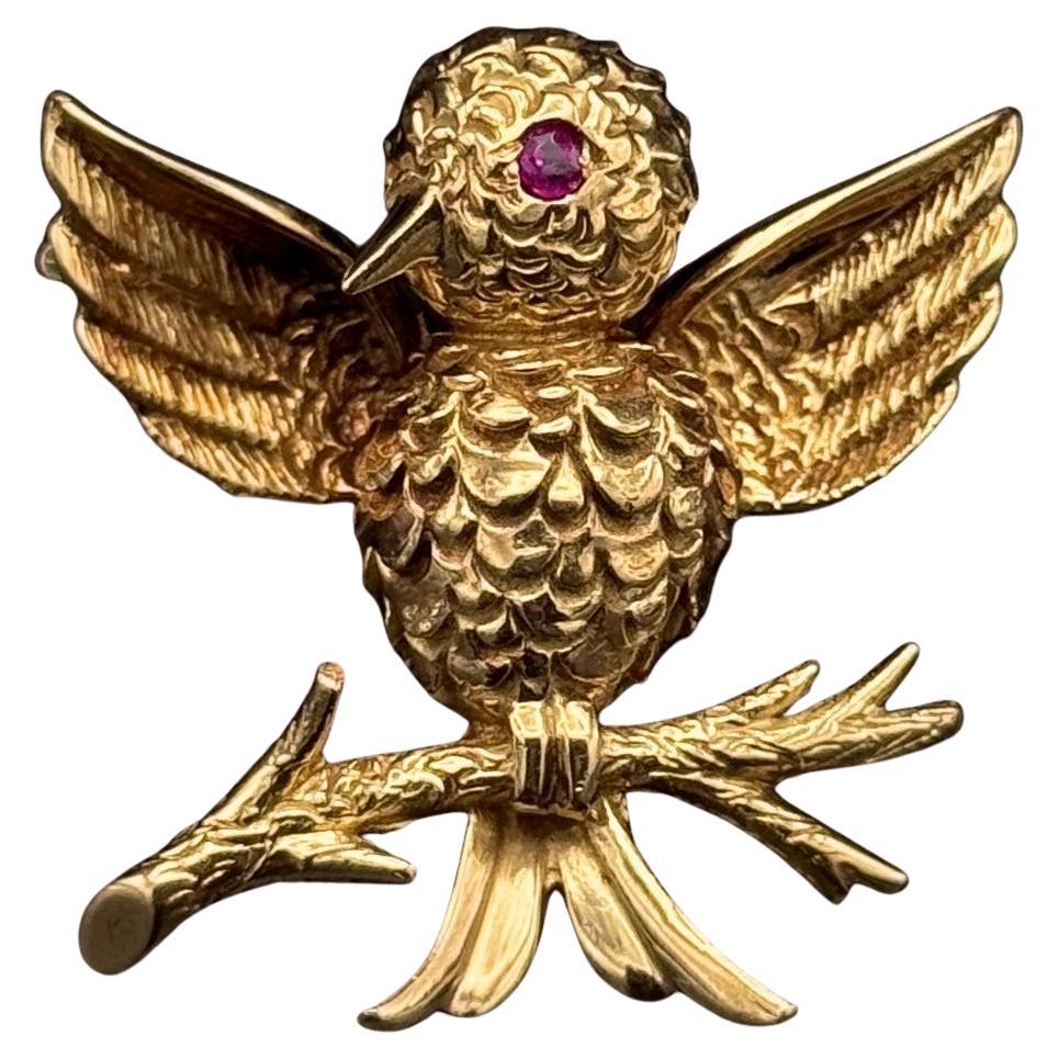 Boucheron Paris Broche vintage française en or jaune 18 carats avec ailes ouvertes et rubis, années 1960