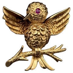 Boucheron Paris Broche vintage française en or jaune 18 carats avec ailes ouvertes et rubis, années 1960
