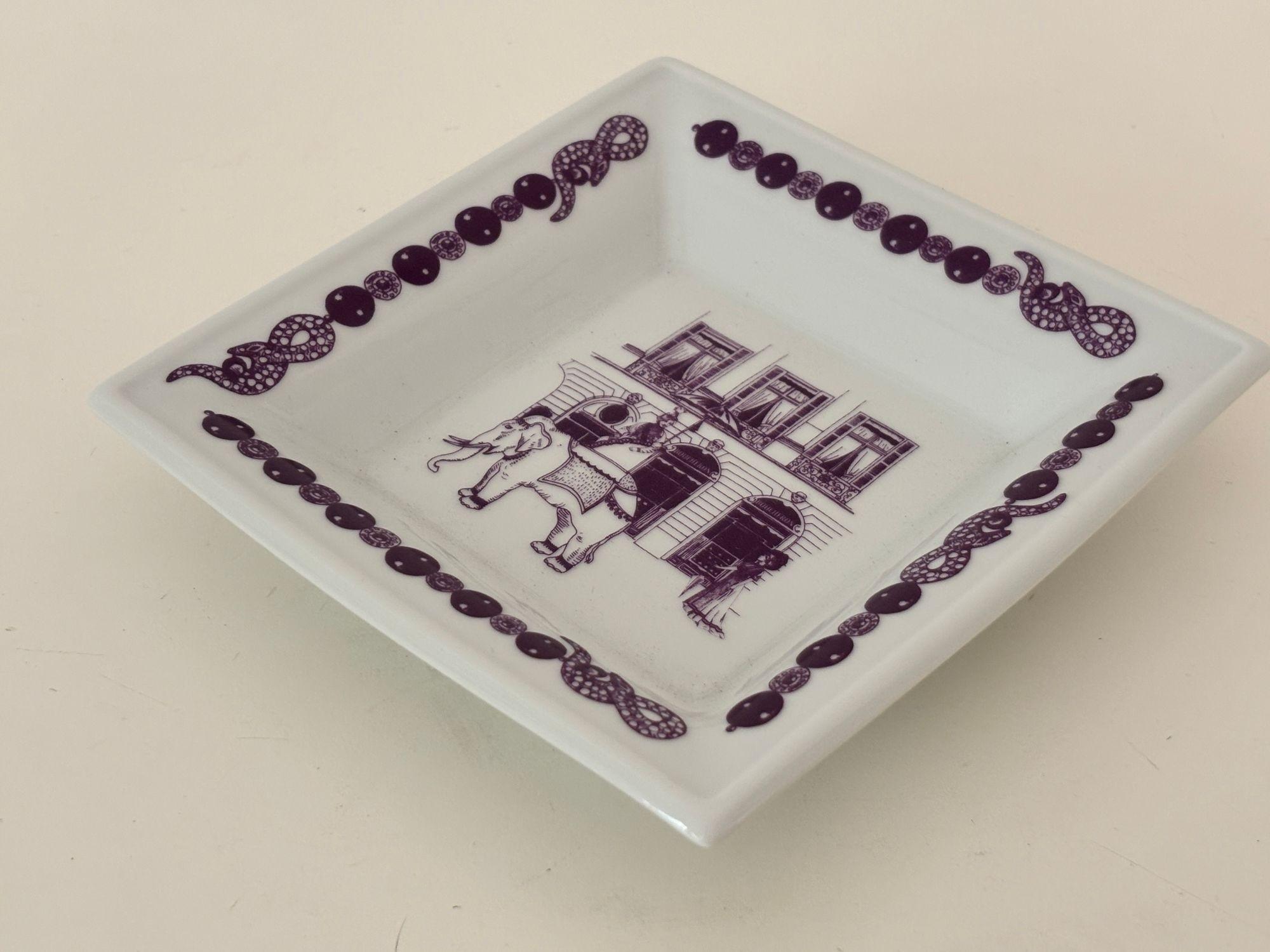 Boucheron Paris Vassoio in porcellana di Limoges, dipinto a mano, Francia, anni '80 ca.
Eleva il tuo spazio con questo squisito vassoio portaoggetti in porcellana dipinta a mano, realizzato a Limoges, in Francia, per l'iconico gioielliere di lusso