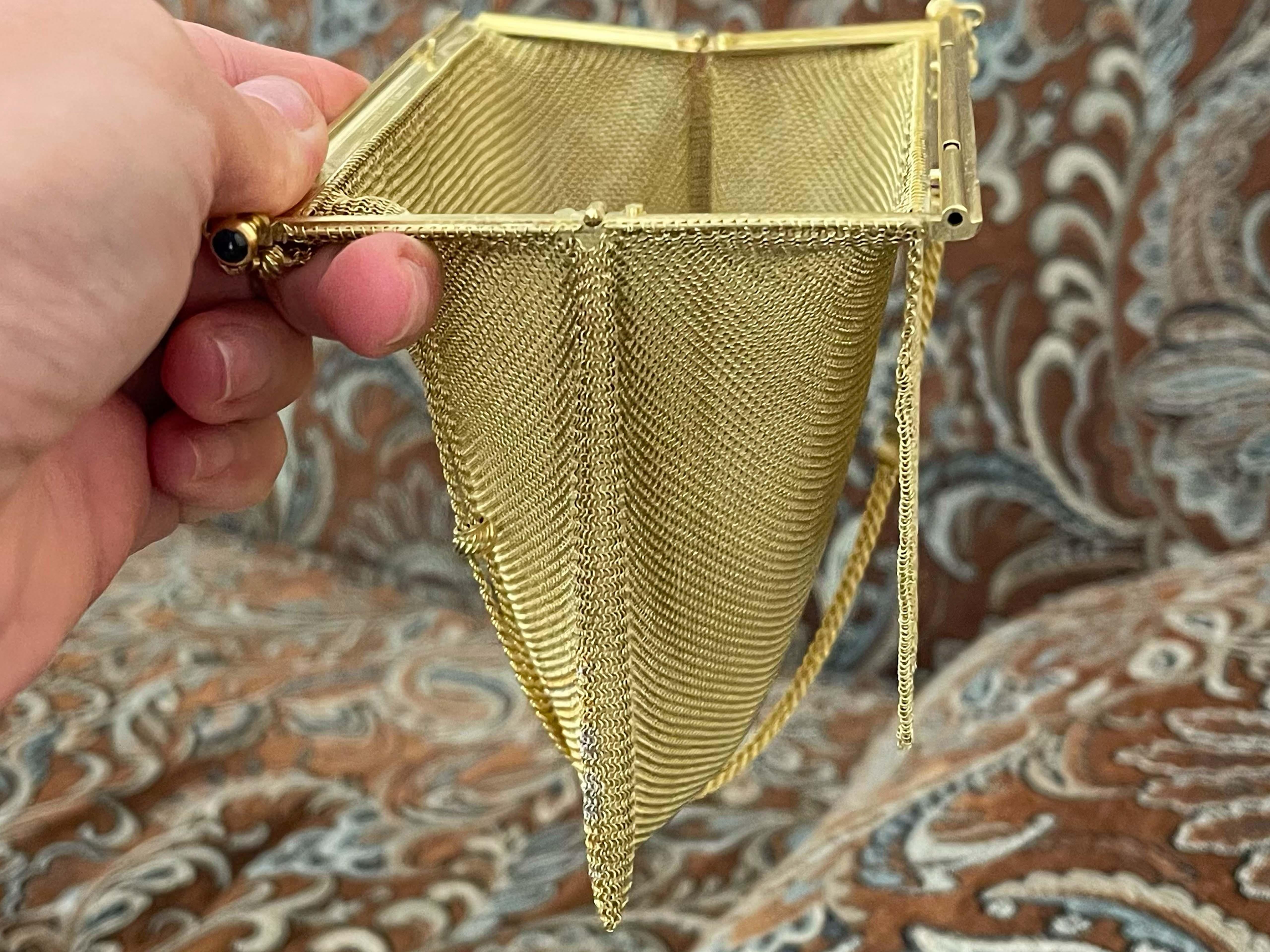 Boucheron Paris - Sac à main évasé en or massif 18 carats, années 1920 en vente 9