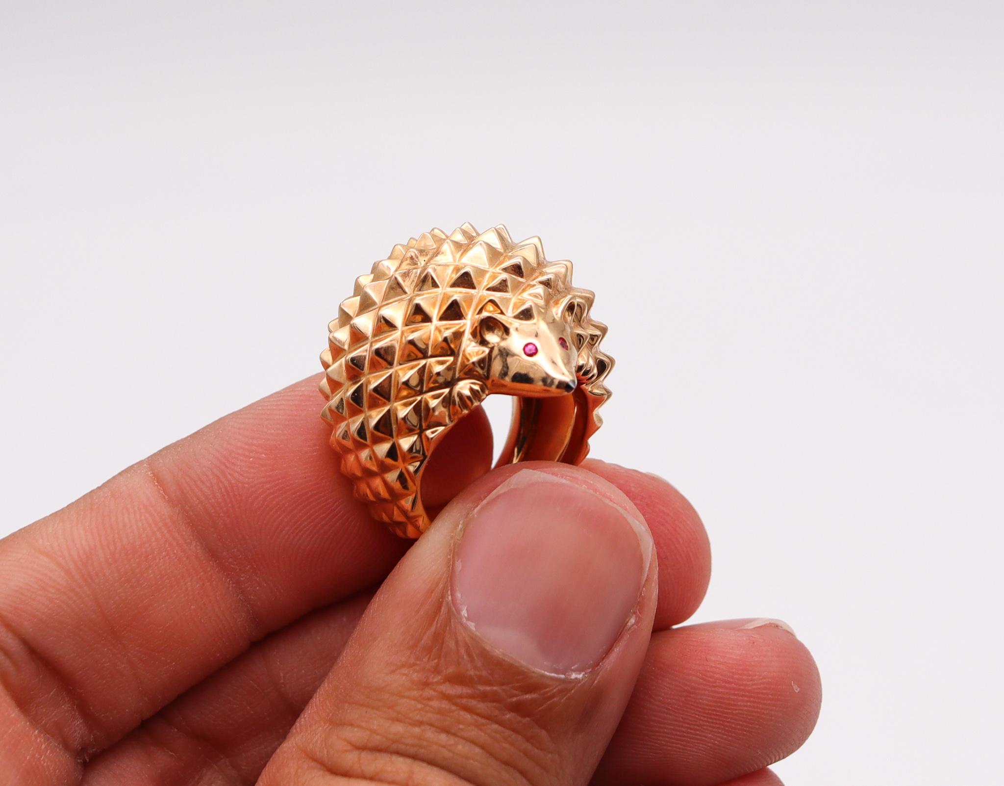Boucheron Paris Textured Porcupine Ring in 18Kt Yellow Gold with Two Rubies In Excellent Condition In Miami, FL