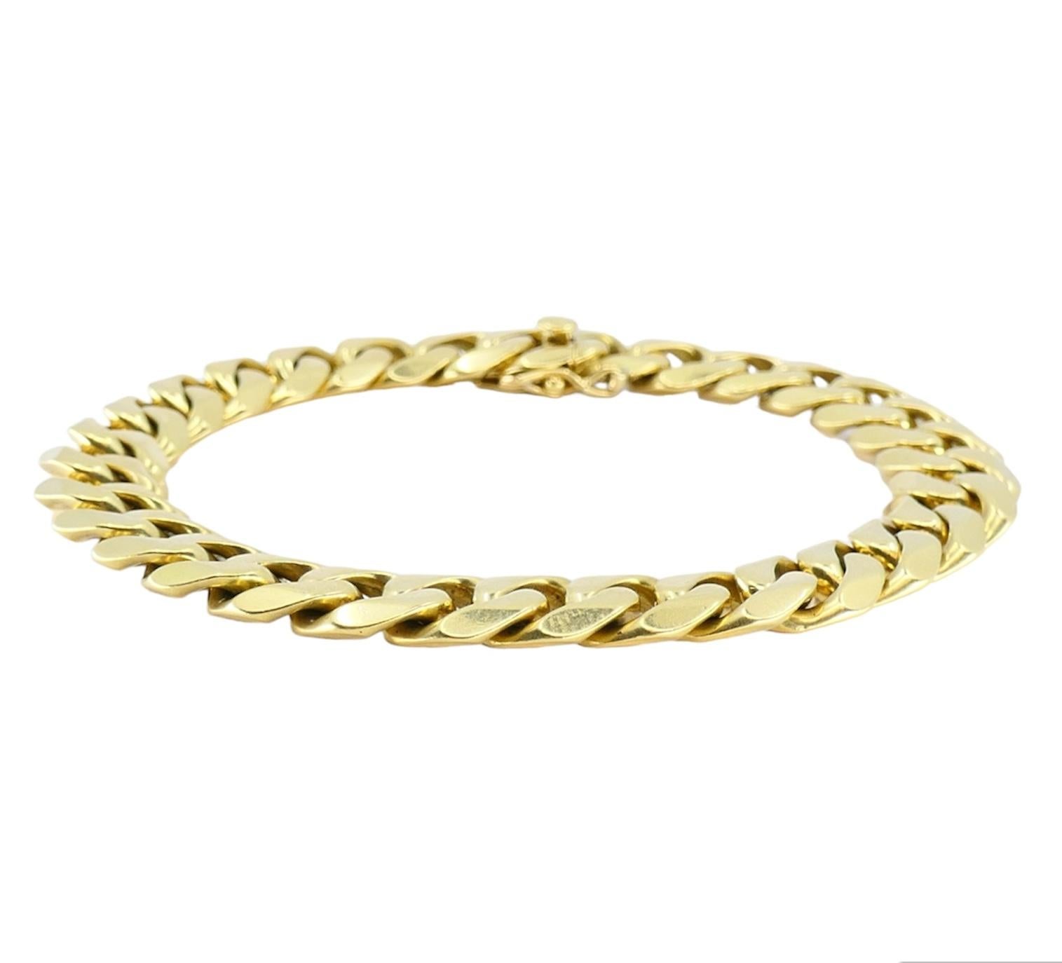 A classic bracelet to enhance any outfit. 

Signed Boucheron Paris
Serial number 2078
French essay mark 
Triple safety clasp
Length: 8