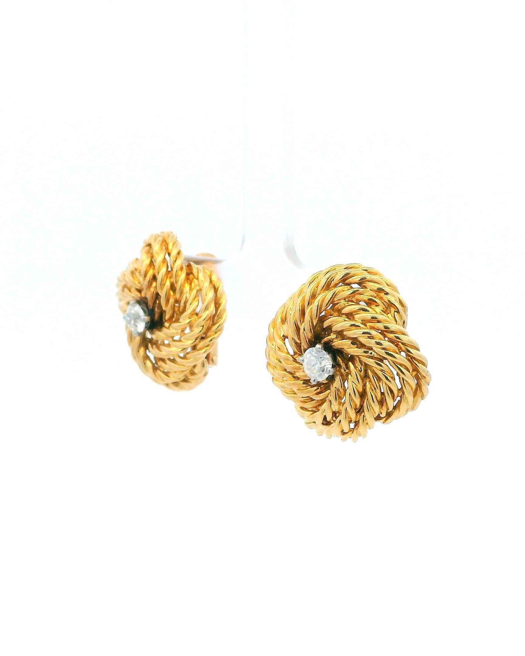 Estos exquisitos pendientes, elaborados por Boucheron, presentan un cautivador diseño de cuerda retorcida en oro amarillo de 18 quilates. En el corazón de cada pieza hay un diamante blanco redondo, de 0,78 quilates, con una claridad VS1 y un grado