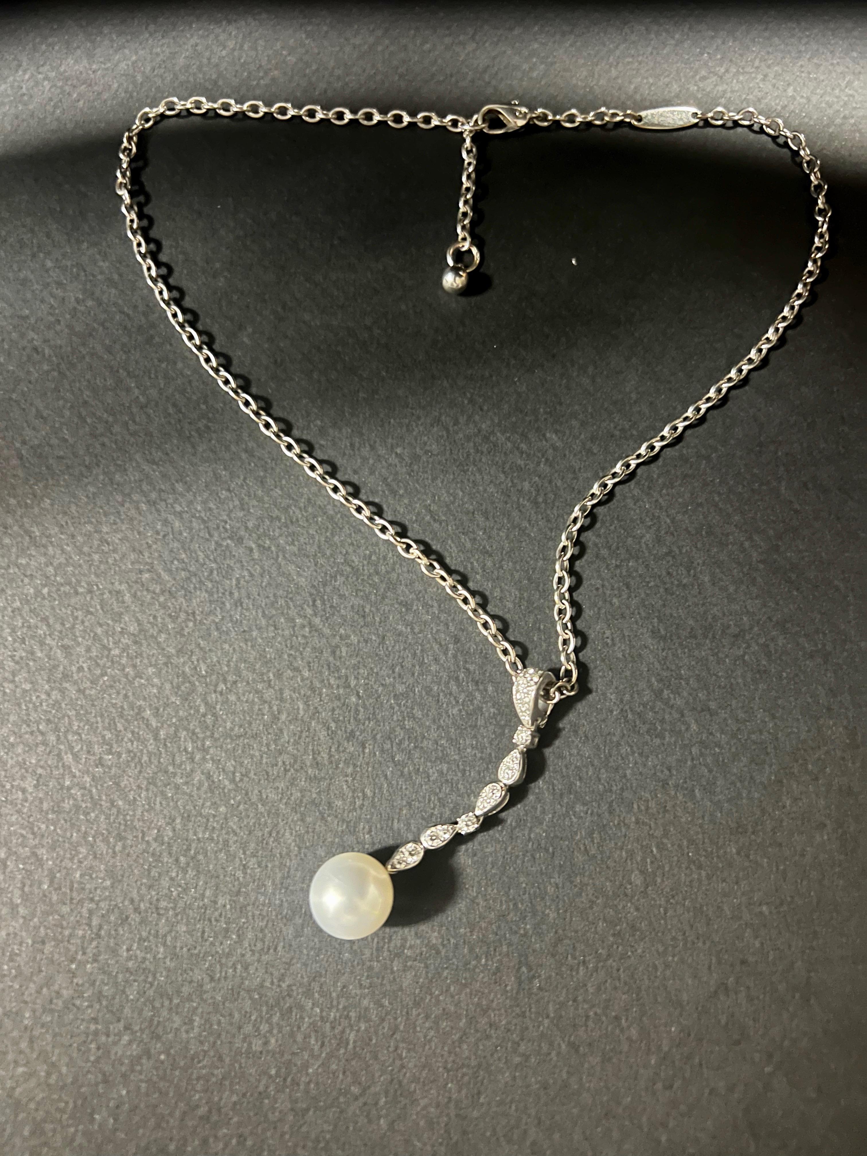 Splendida ed elegante collana di perle naturali e diamanti della famosa gioielleria Boucheron degli anni '80 circa. I diamanti sono montati su oro bianco 18k. 

Il peso della collana è di 17,31 g (vedi foto allegate).
La lunghezza della goccia è di